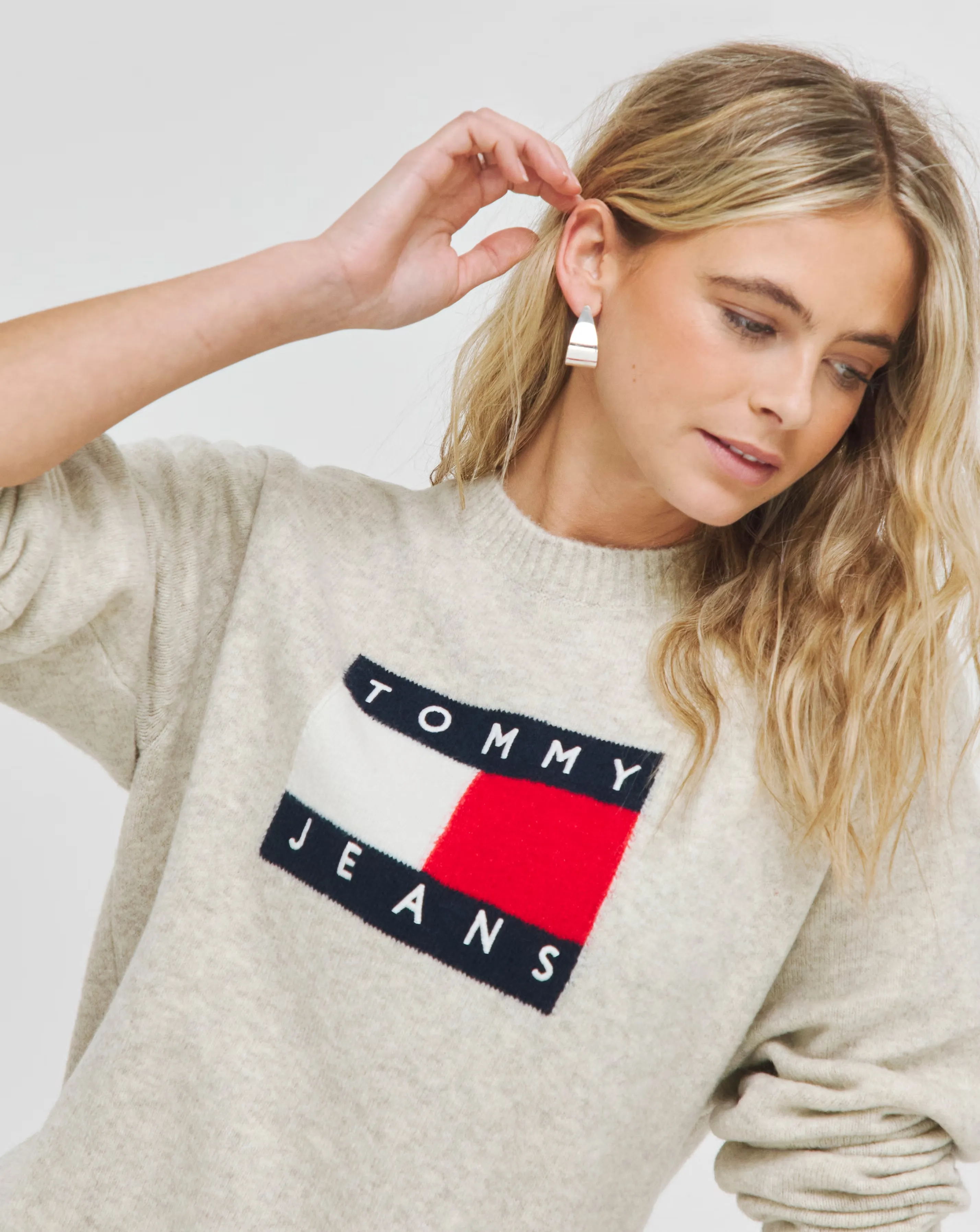 100096-tommy-jeans-melange-flag-sweater-dress-1.webp