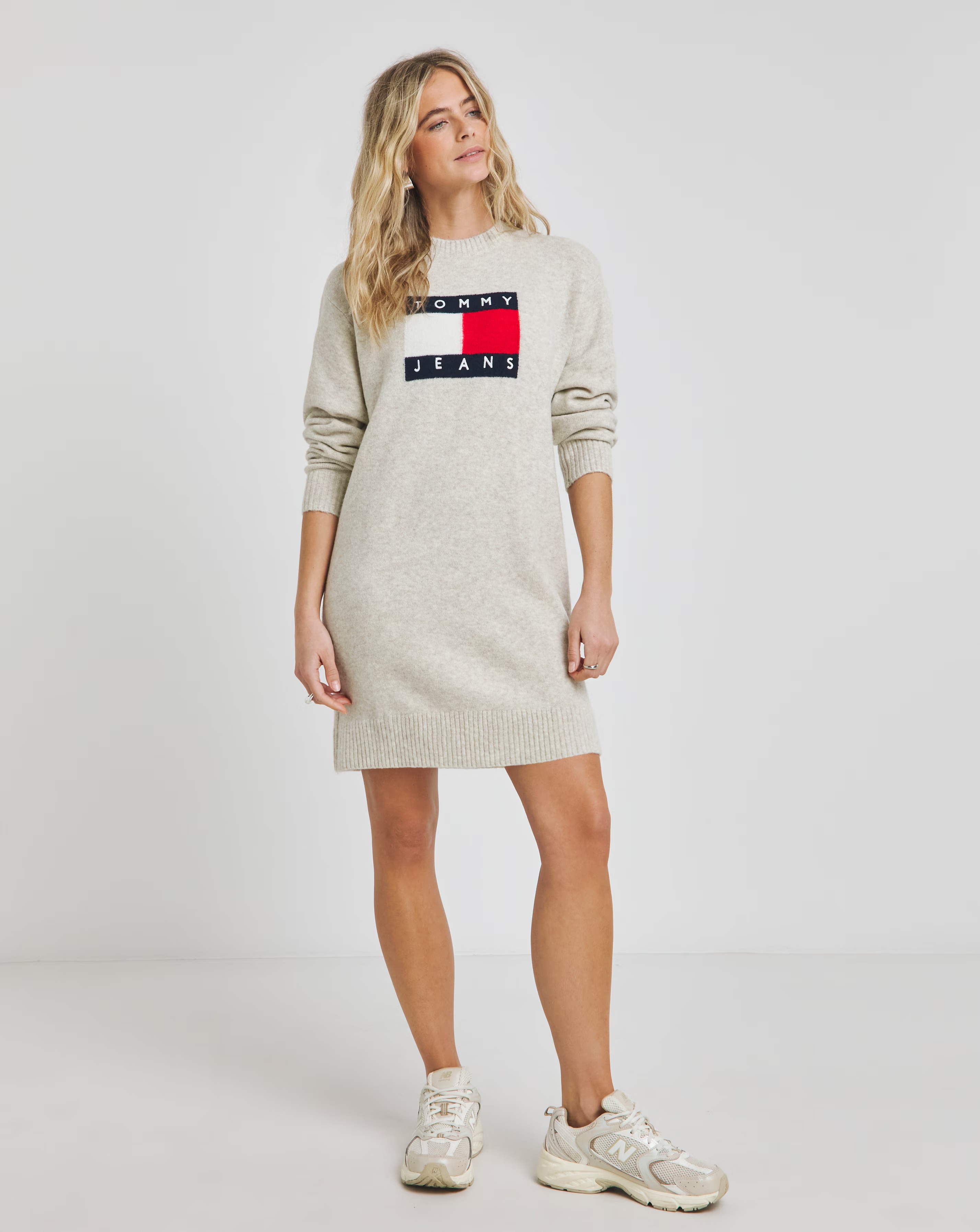 100096-tommy-jeans-melange-flag-sweater-dress-1.webp