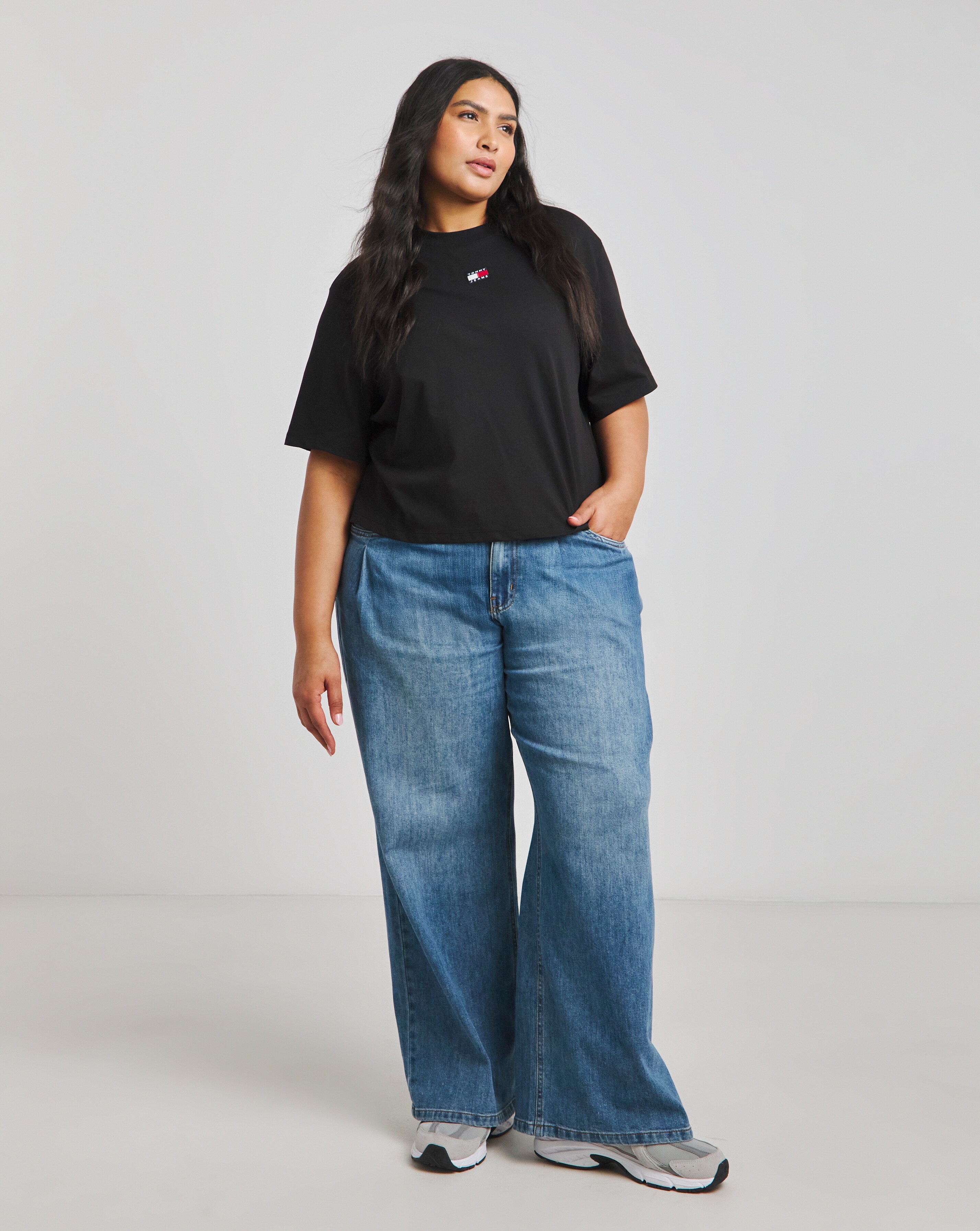 100146-tommy-jeans-boxy-badge-tee-1.webp