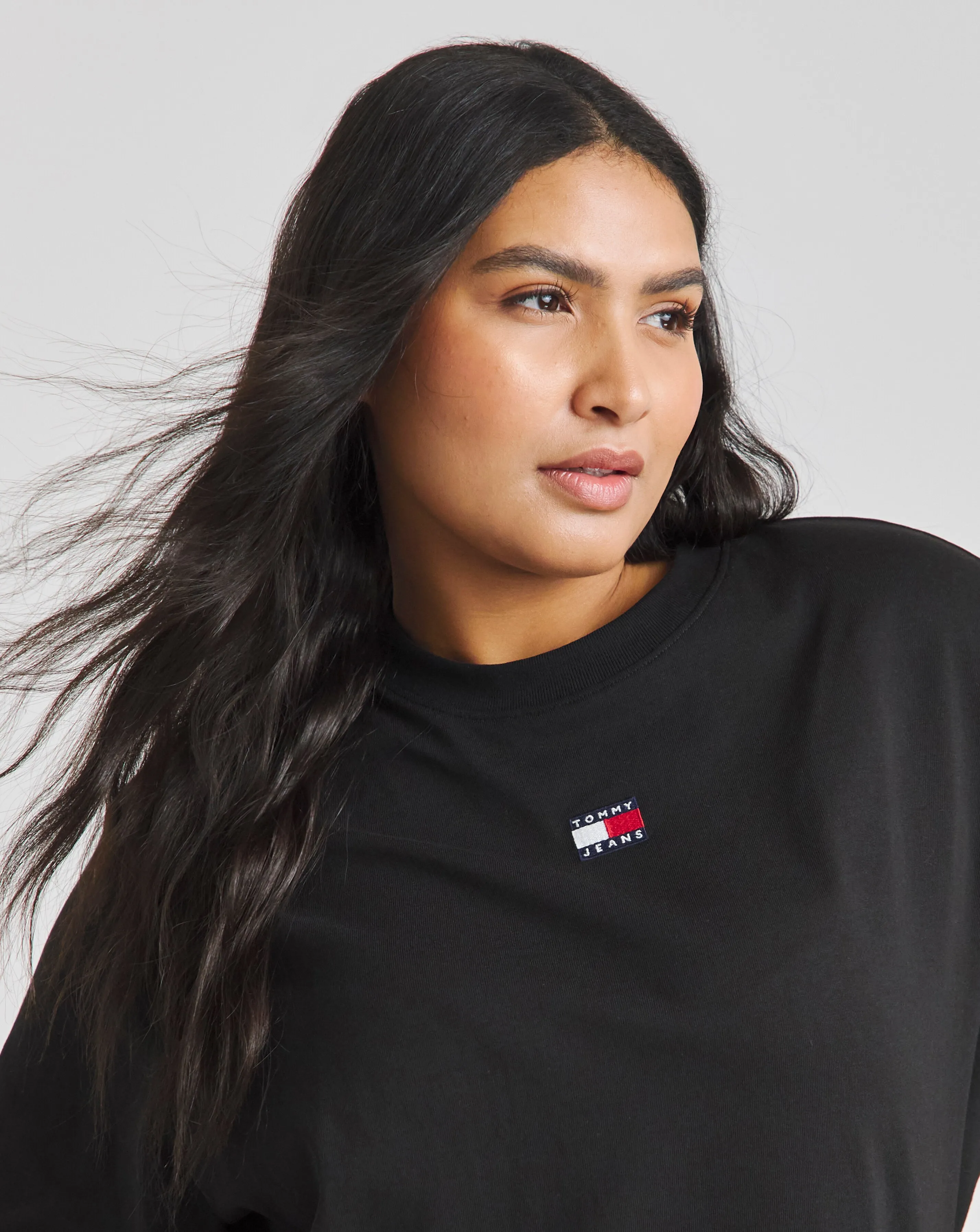 100146-tommy-jeans-boxy-badge-tee-1.webp