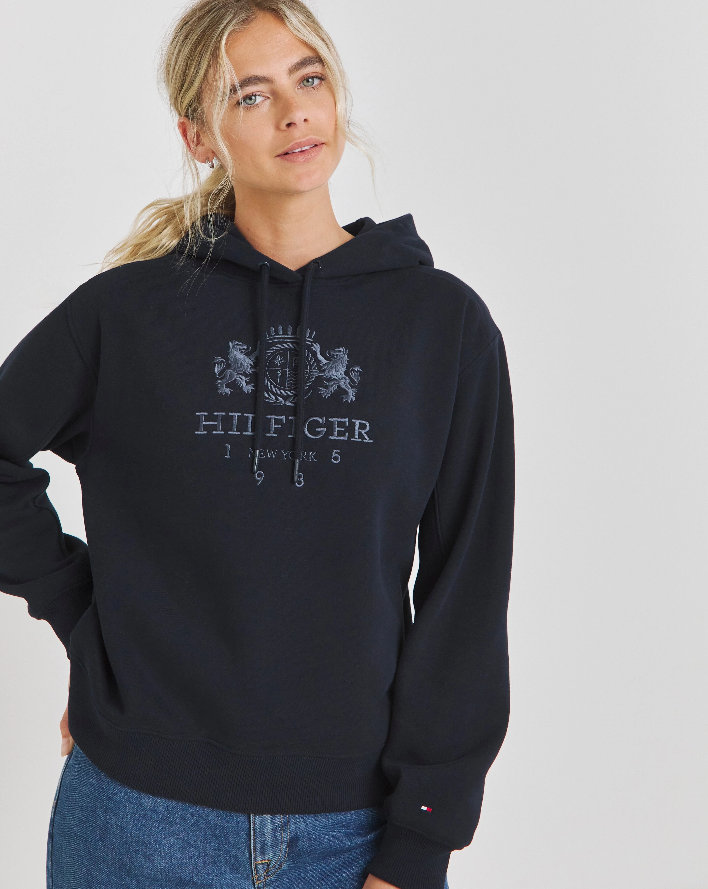 Tommy Hilfiger Varsity Crest Hoodie 1 100302-tommy-hilfiger-varsity-crest-hoodie-1.webp