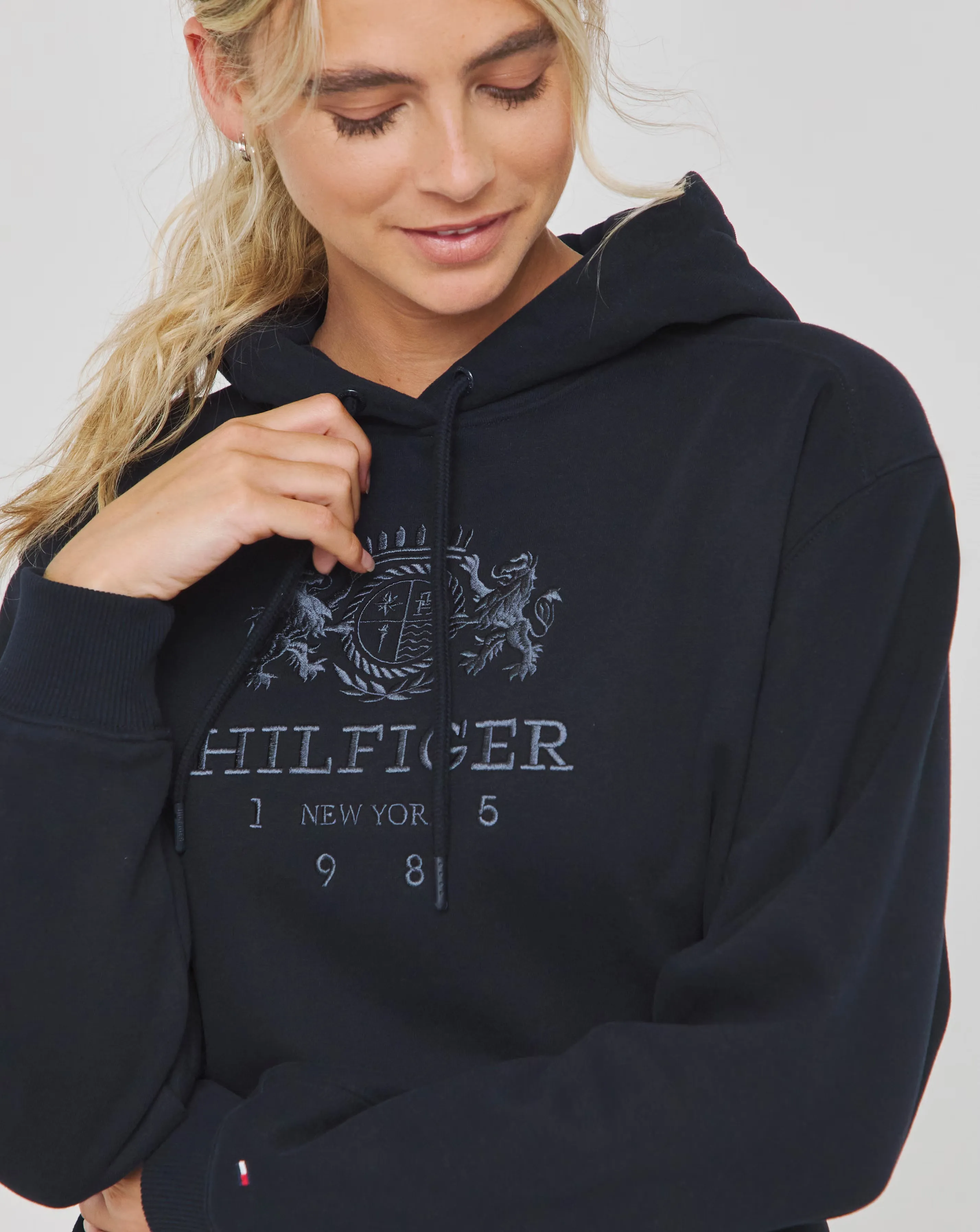 100302-tommy-hilfiger-varsity-crest-hoodie-1.webp