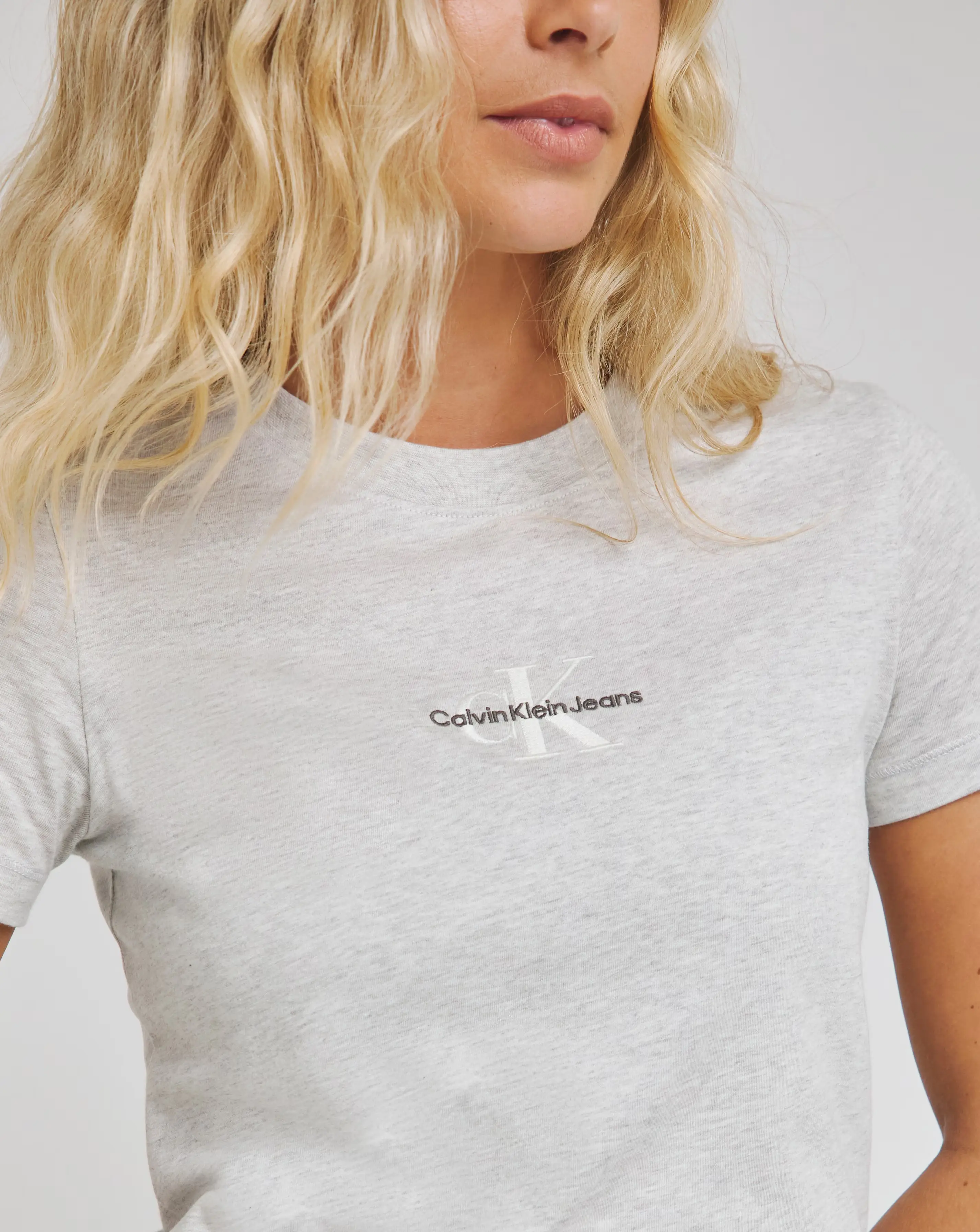 100340-calvin-klein-jeans-monologo-slim-tee-1.webp