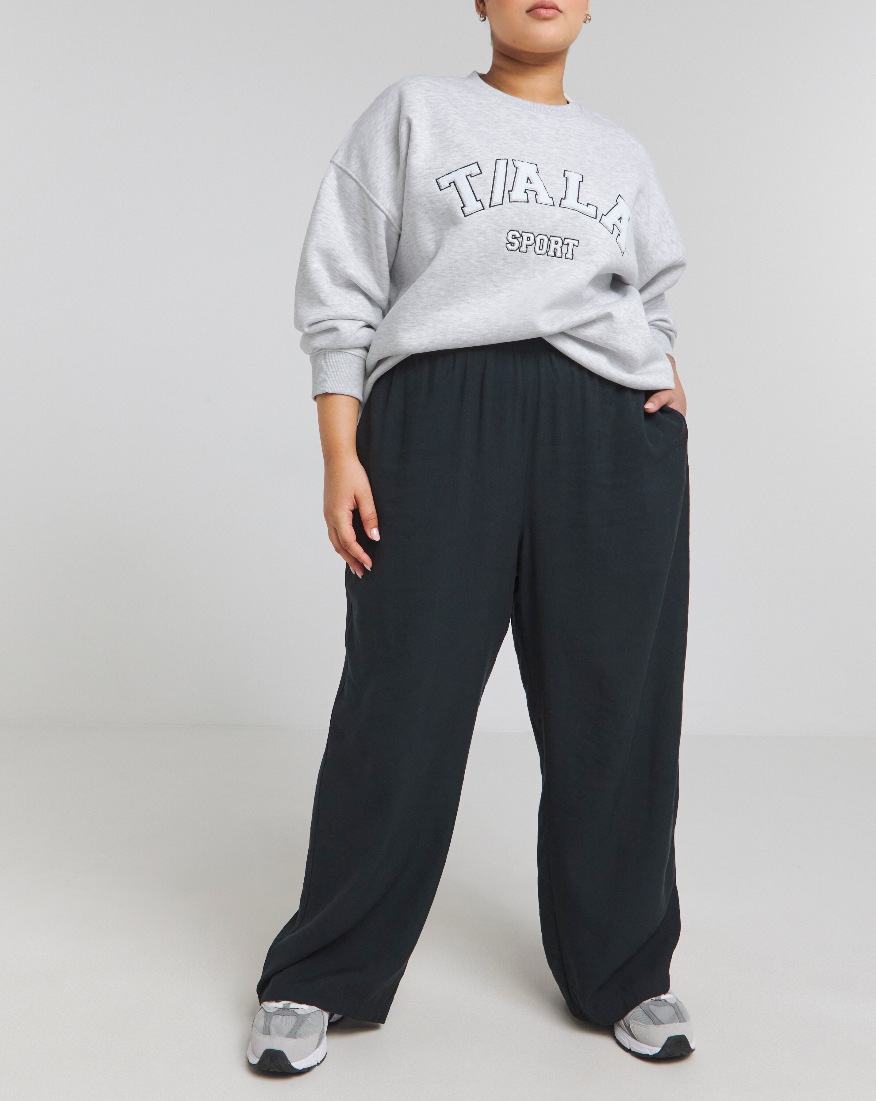 100995-tala-oversized-volley-sweatshirt-1.webp