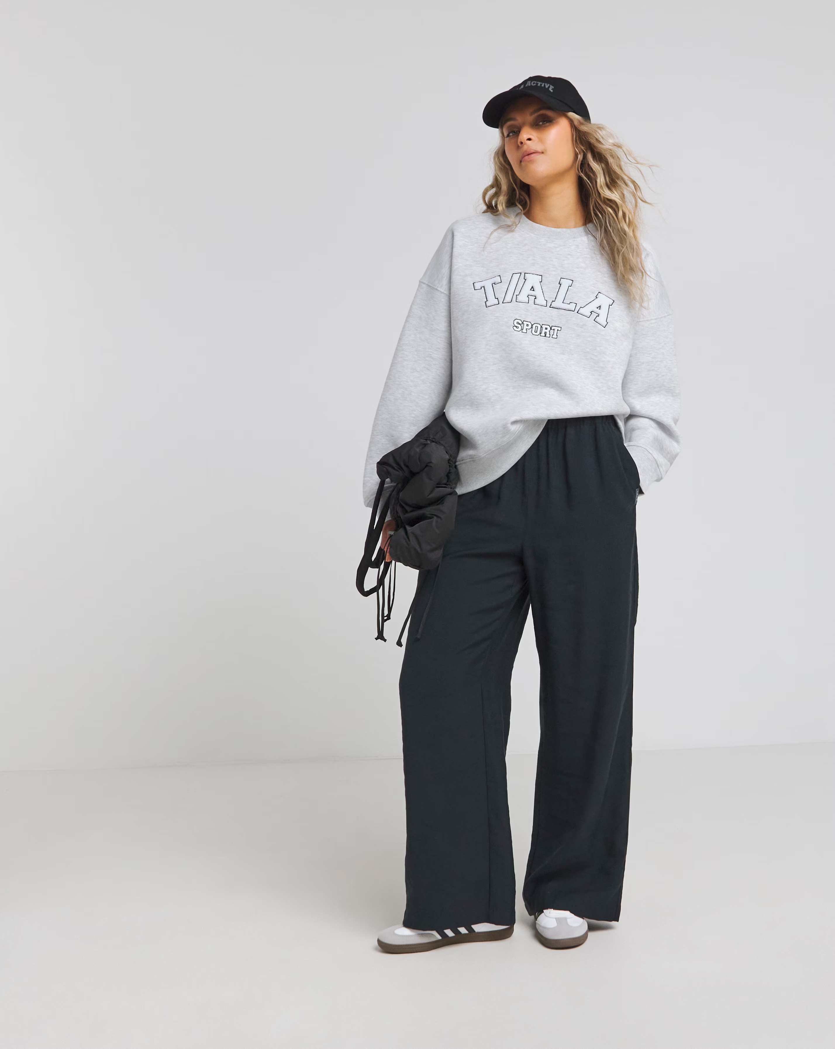 100995-tala-oversized-volley-sweatshirt-1.webp