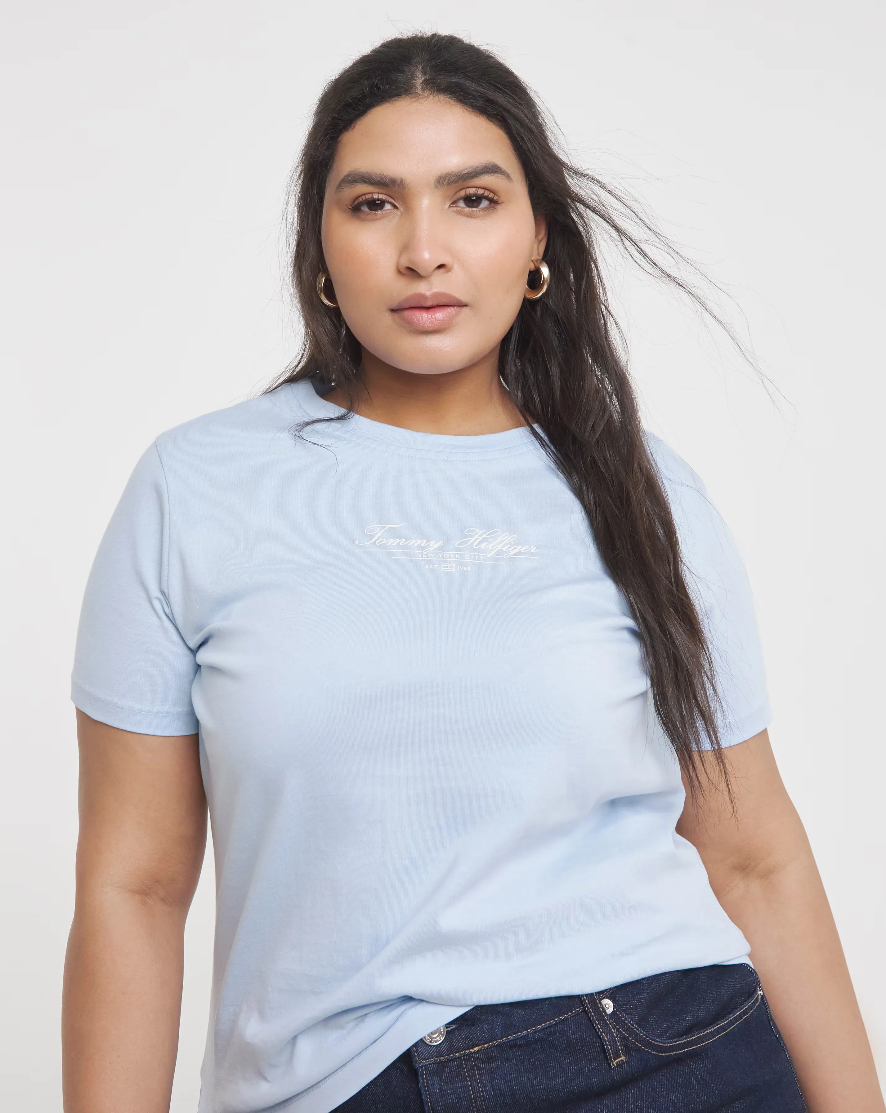 102977-tommy-hilfiger-script-crew-neck-short-sleeve-t-shirt-1.webp