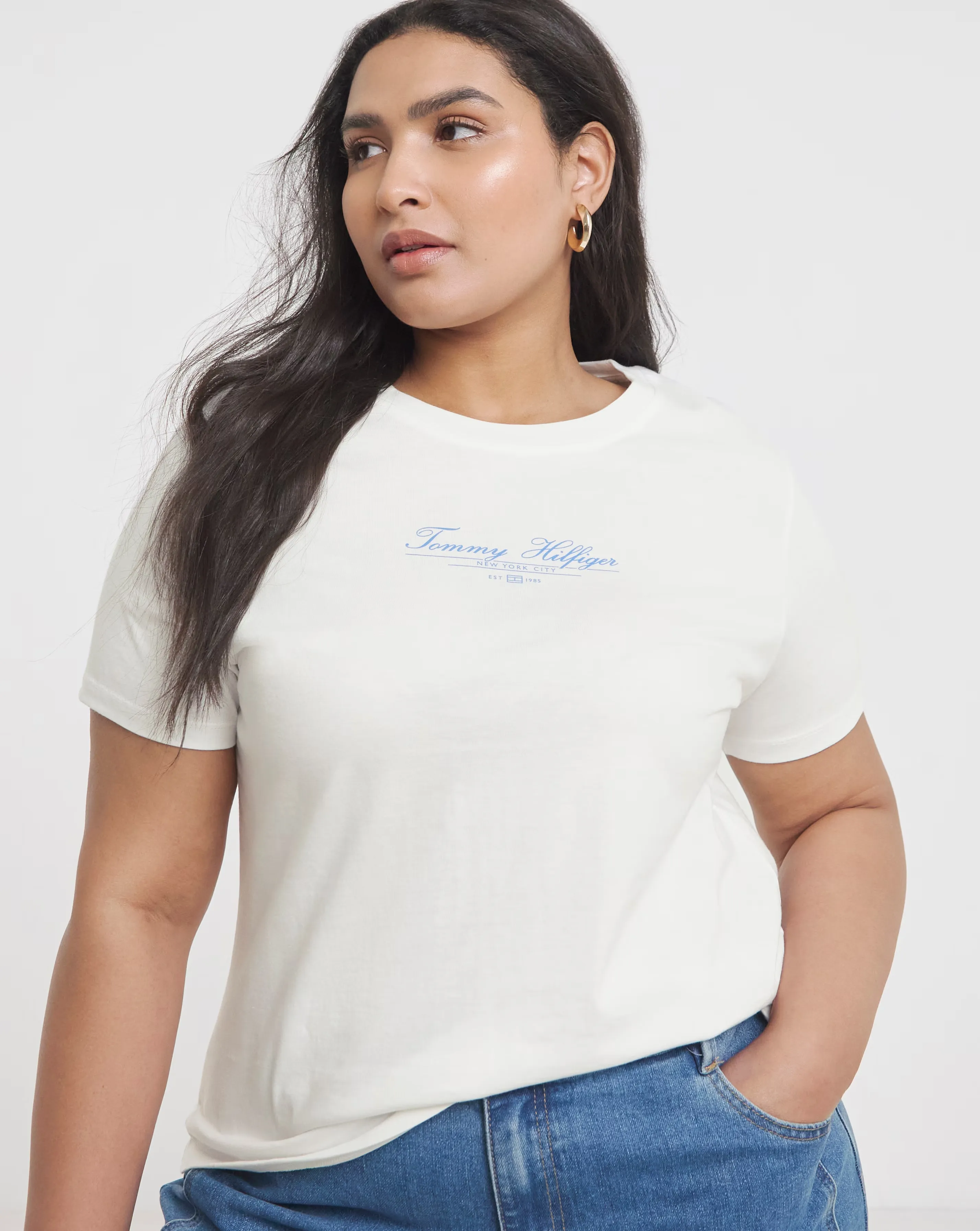 102987-tommy-hilfiger-script-crew-neck-short-sleeve-t-shirt-1.webp