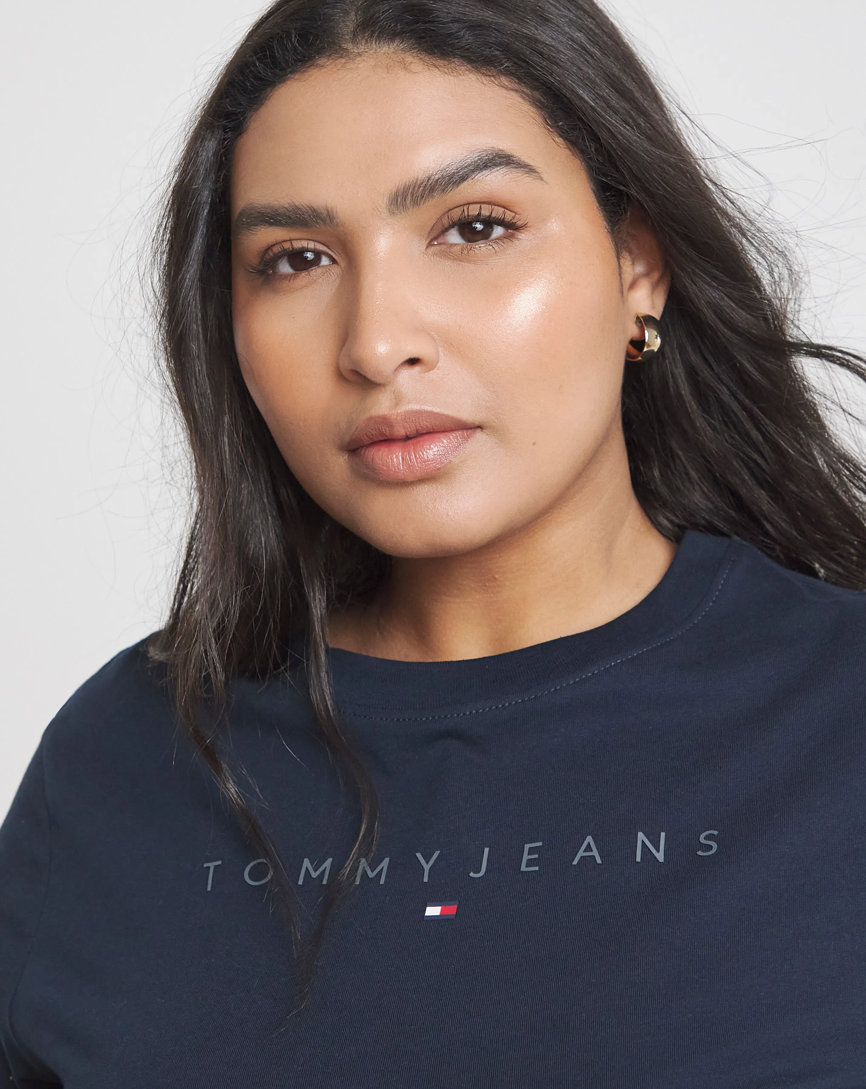 103190-tommy-jeans-slim-essential-logo-tee-1.webp