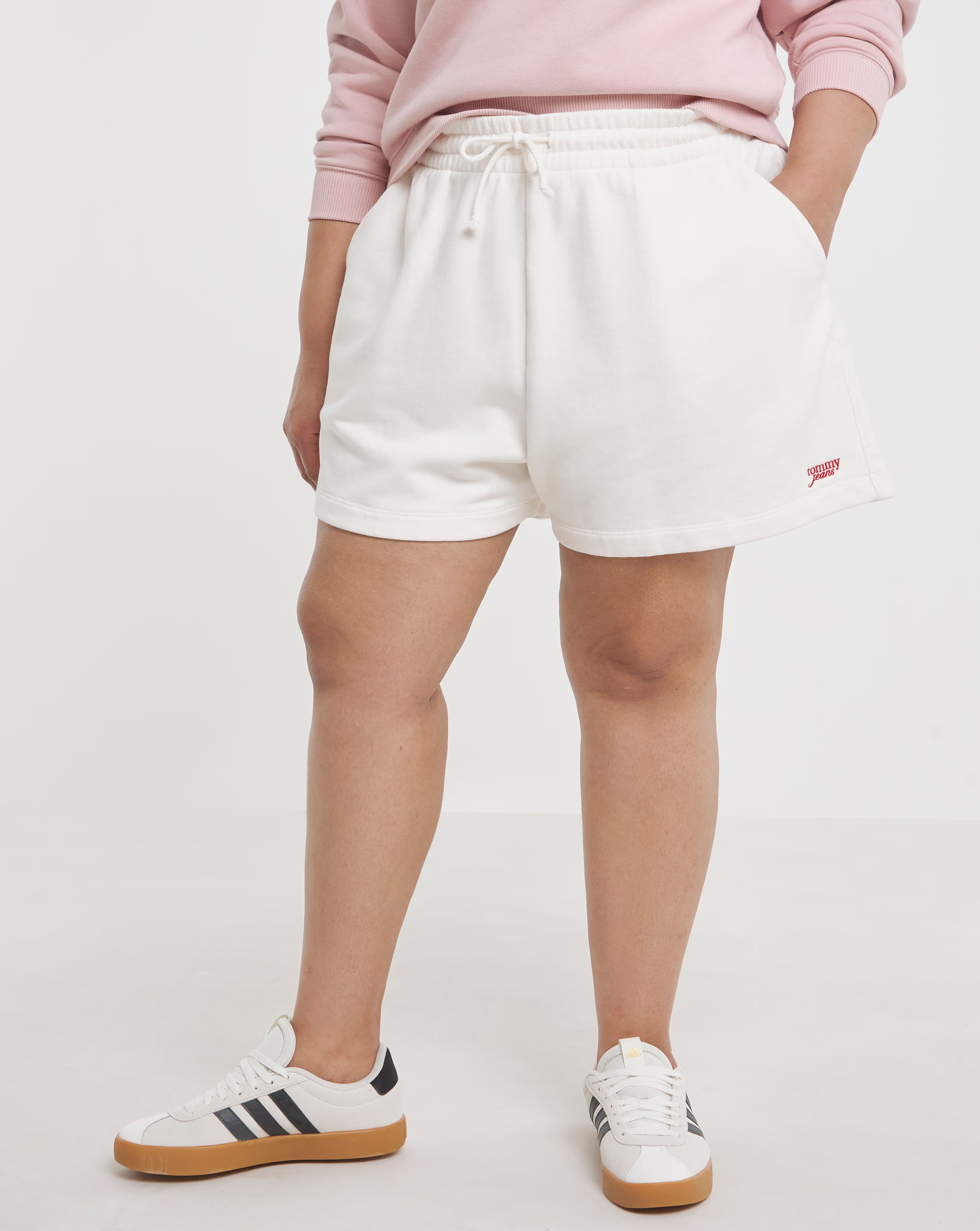 103201-tommy-jeans-script-short-1.jpg