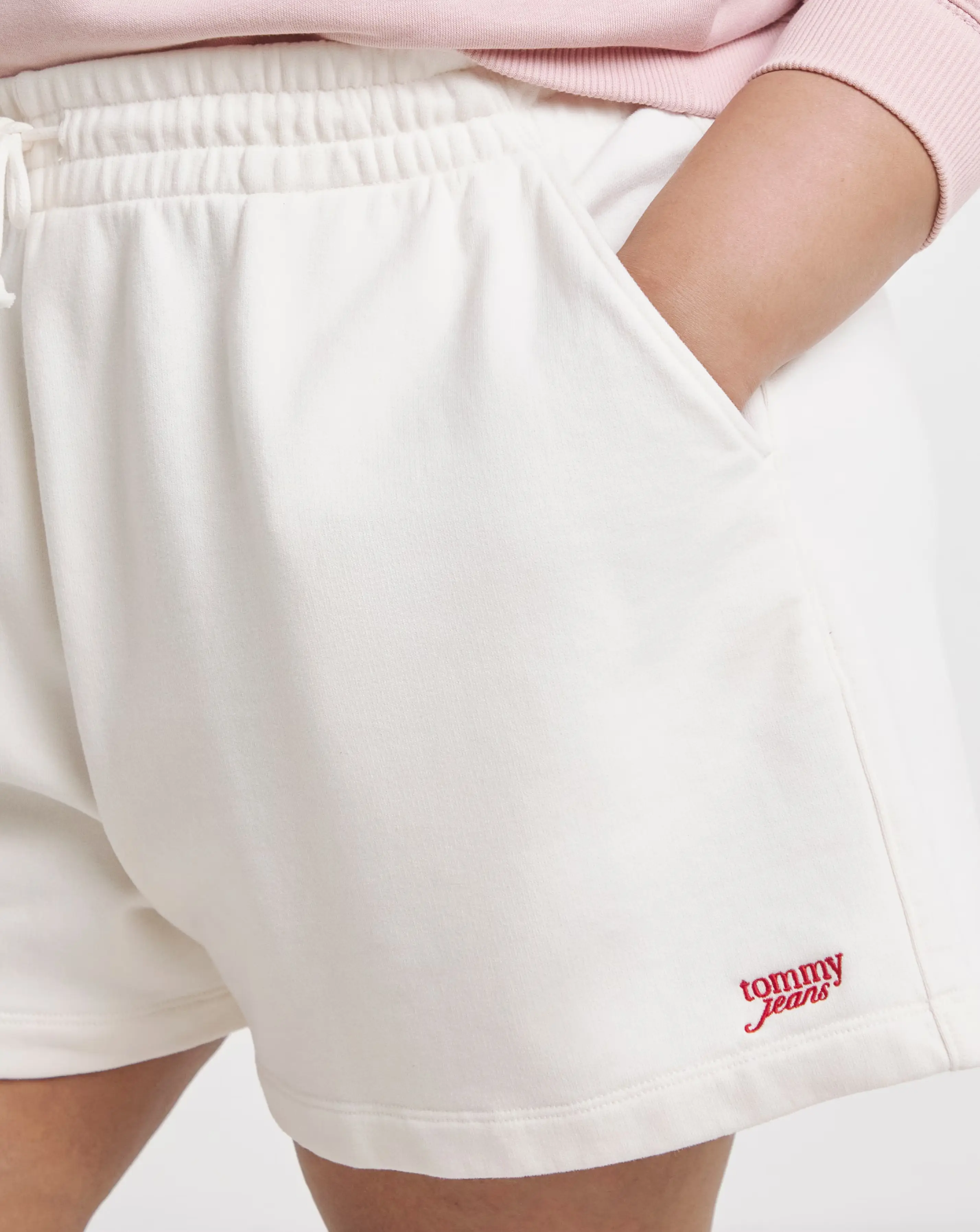 103201-tommy-jeans-script-short-1.jpg