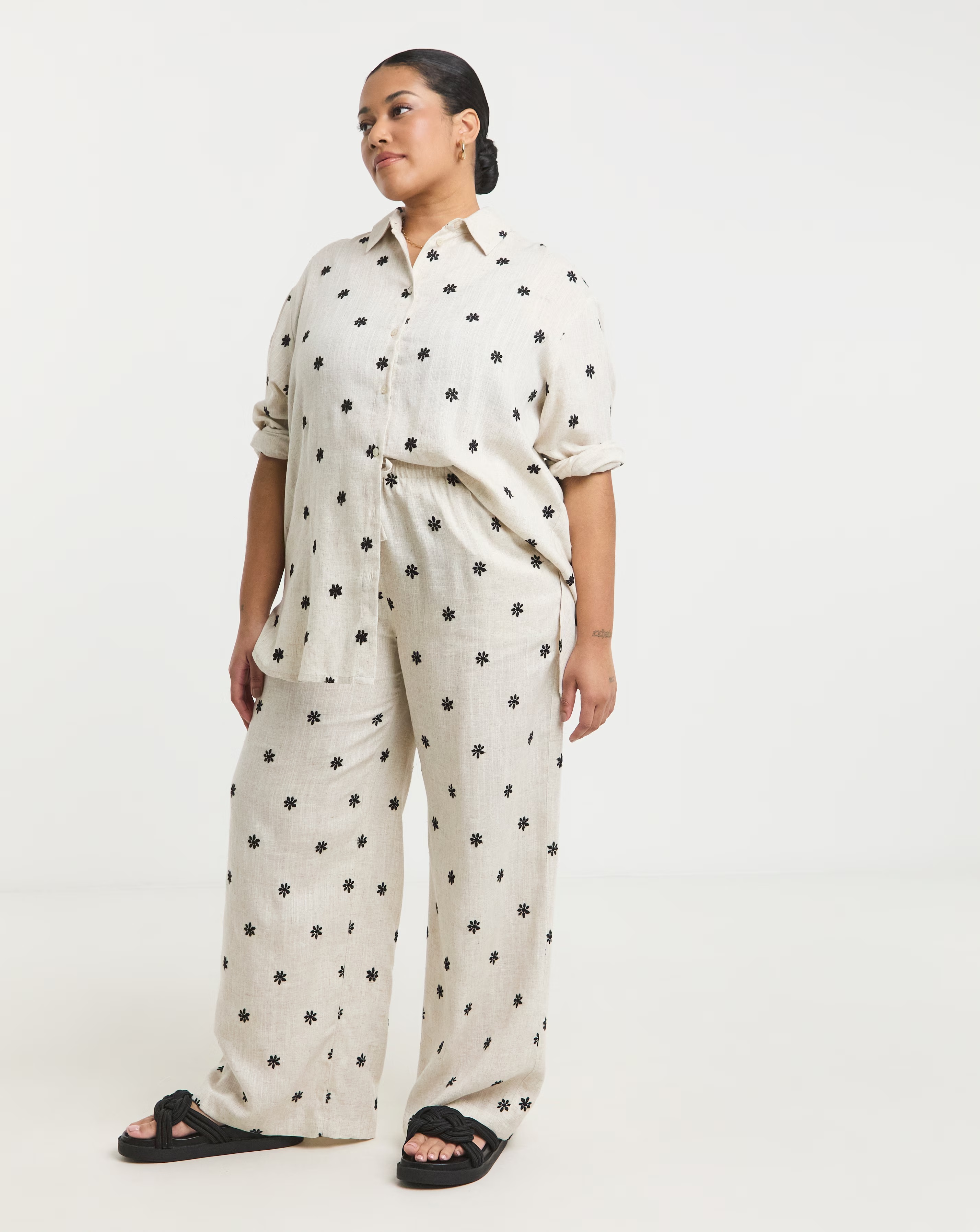 Simply Be Daisy Embroidered Linen Mix Wide Leg Trouser 1 104630-simply-be-daisy-embroidered-linen-mix-wide-leg-trouser-1.jpg