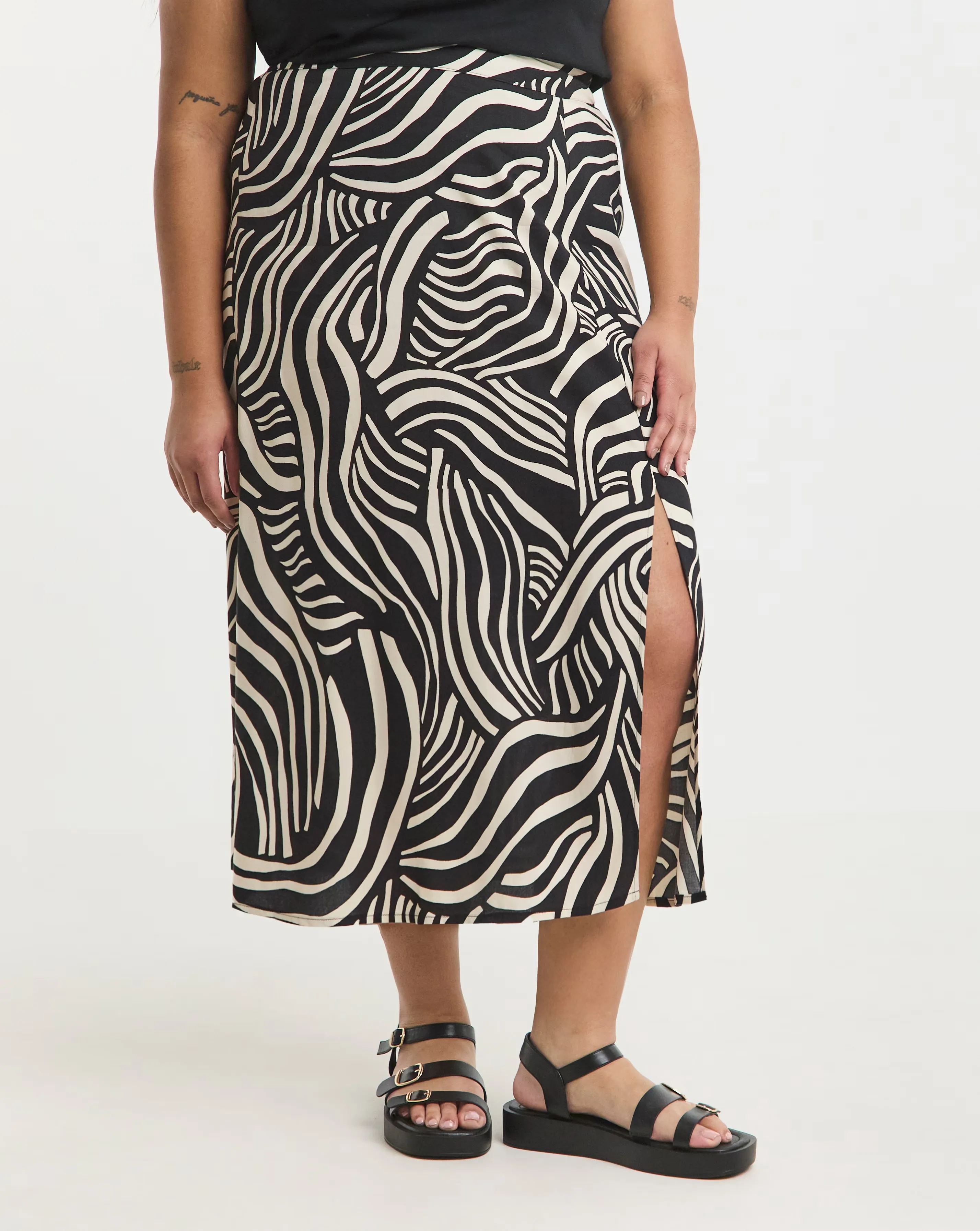 104733-simply-be-mono-print-spun-viscose-side-split-midi-skirt-1.webp