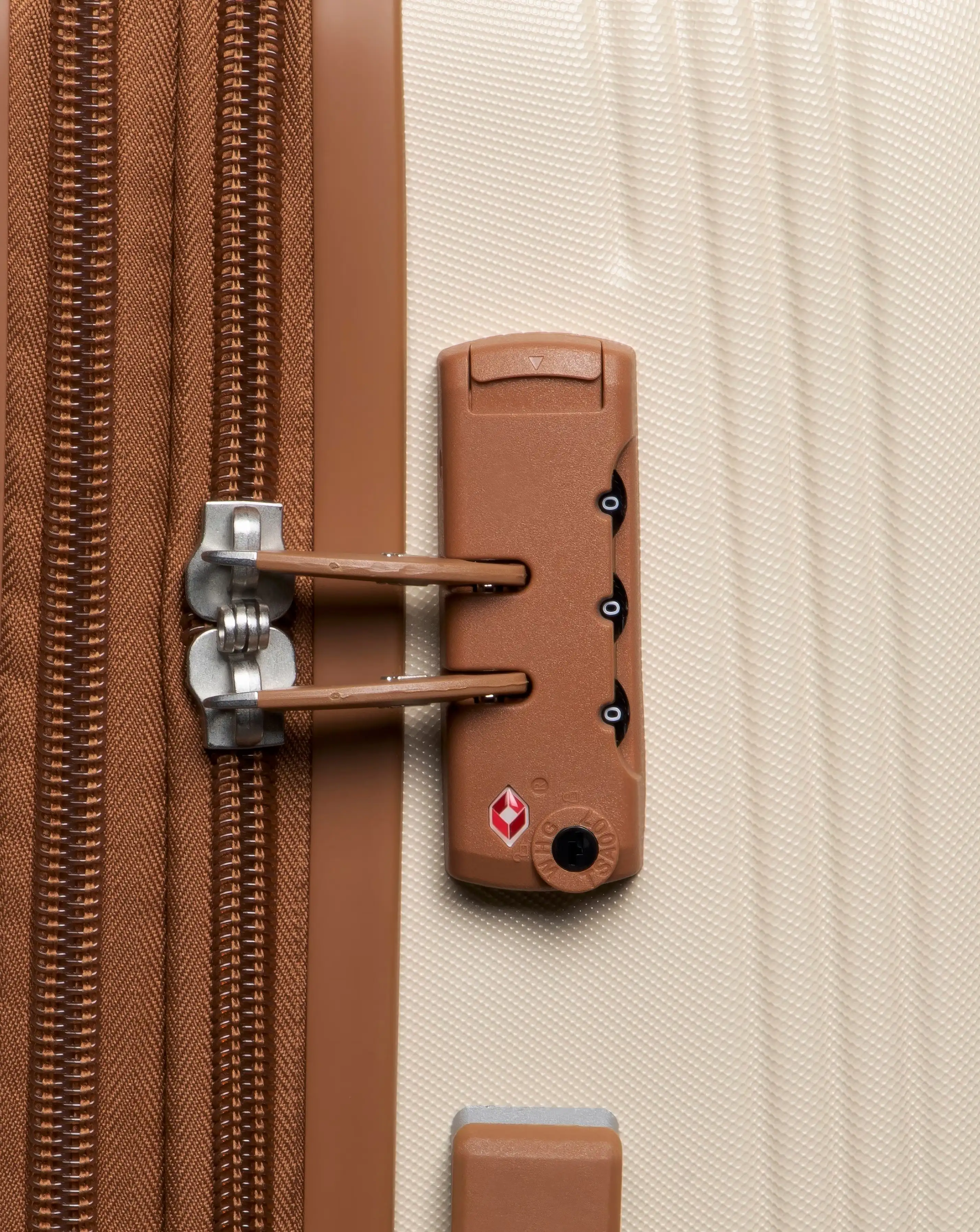 121386-it-luggage-clarify-cabin-suitcase-1.jpg