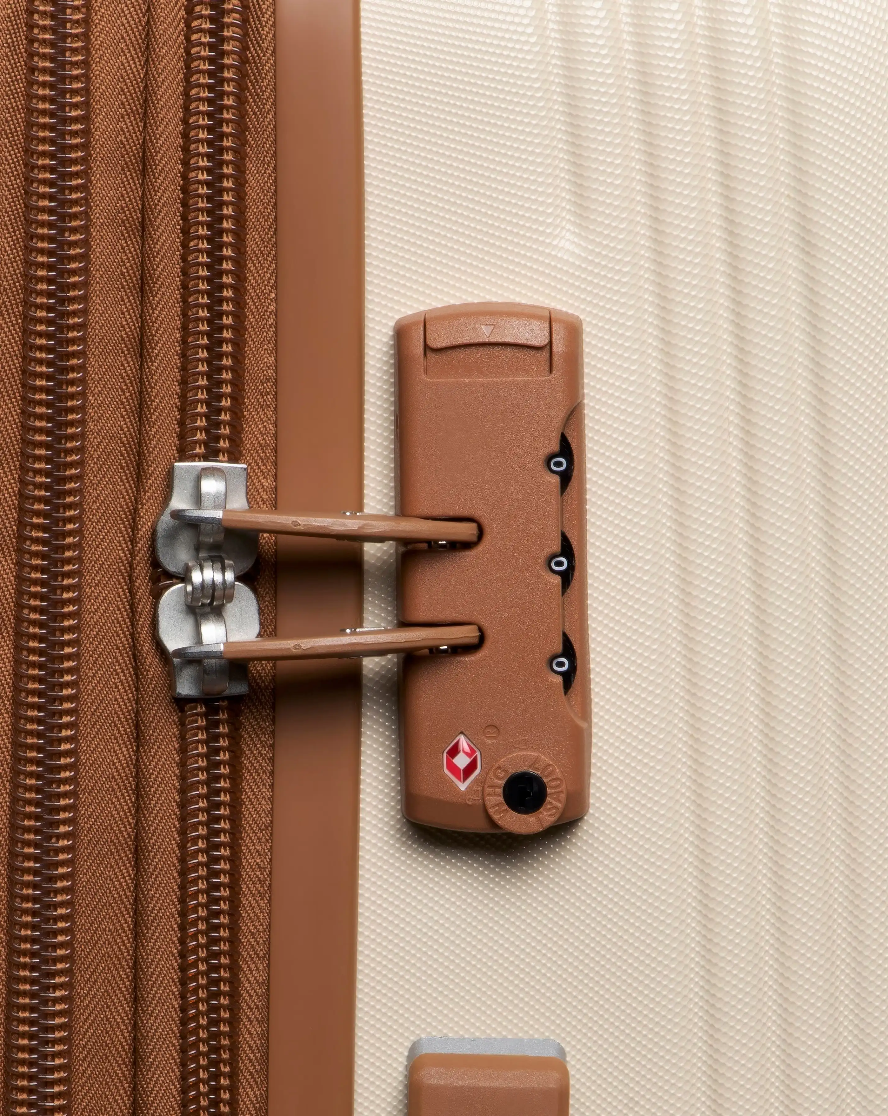 121387-it-luggage-clarify-medium-suitcase-1.jpg