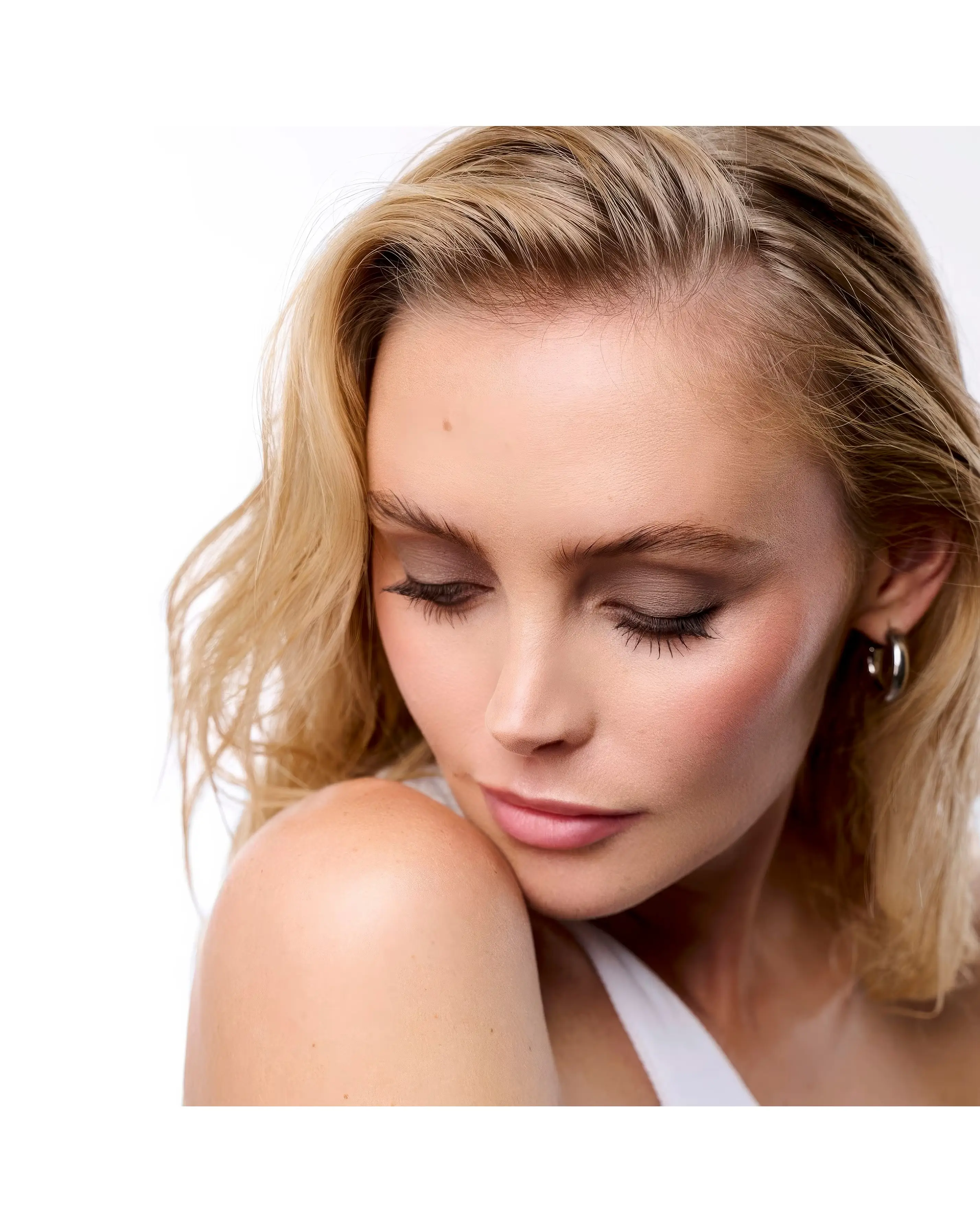 124105-wonderskin-iykyk-eyeshadow-stick-mink-1.webp