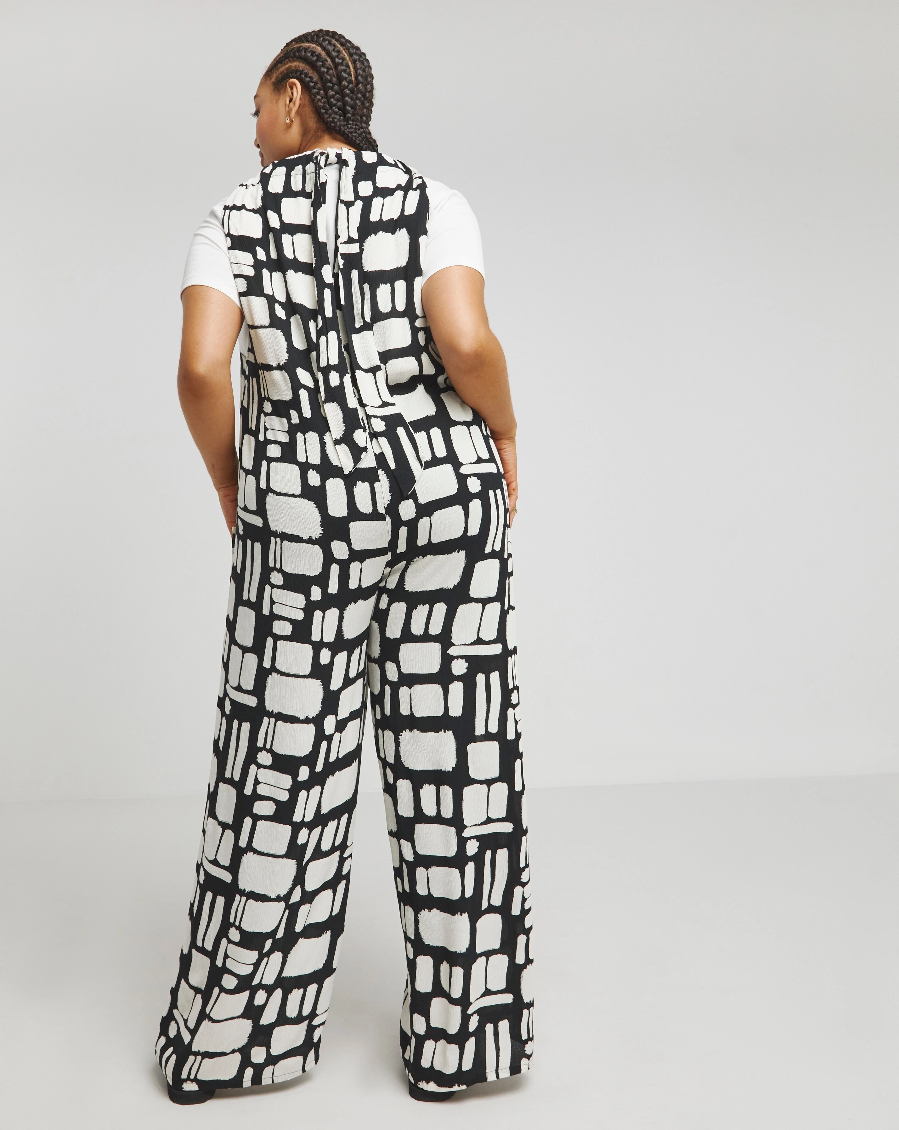 126283-simply-be-mono-print-crinkle-wide-leg-jumpsuit-with-pockets-1.webp