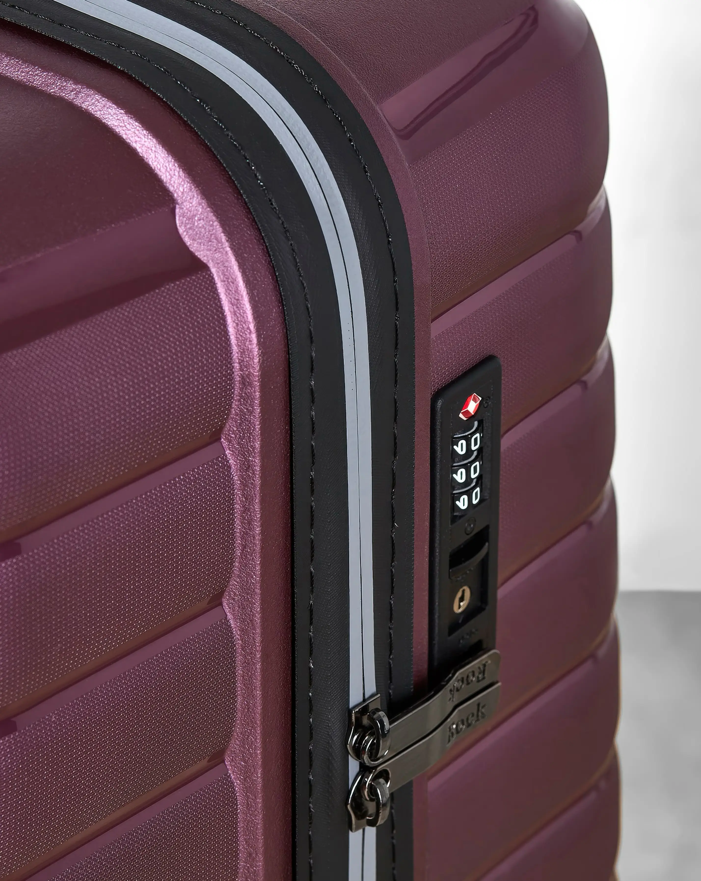 128586-rock-hydra-lite-large-suitcase-1.webp