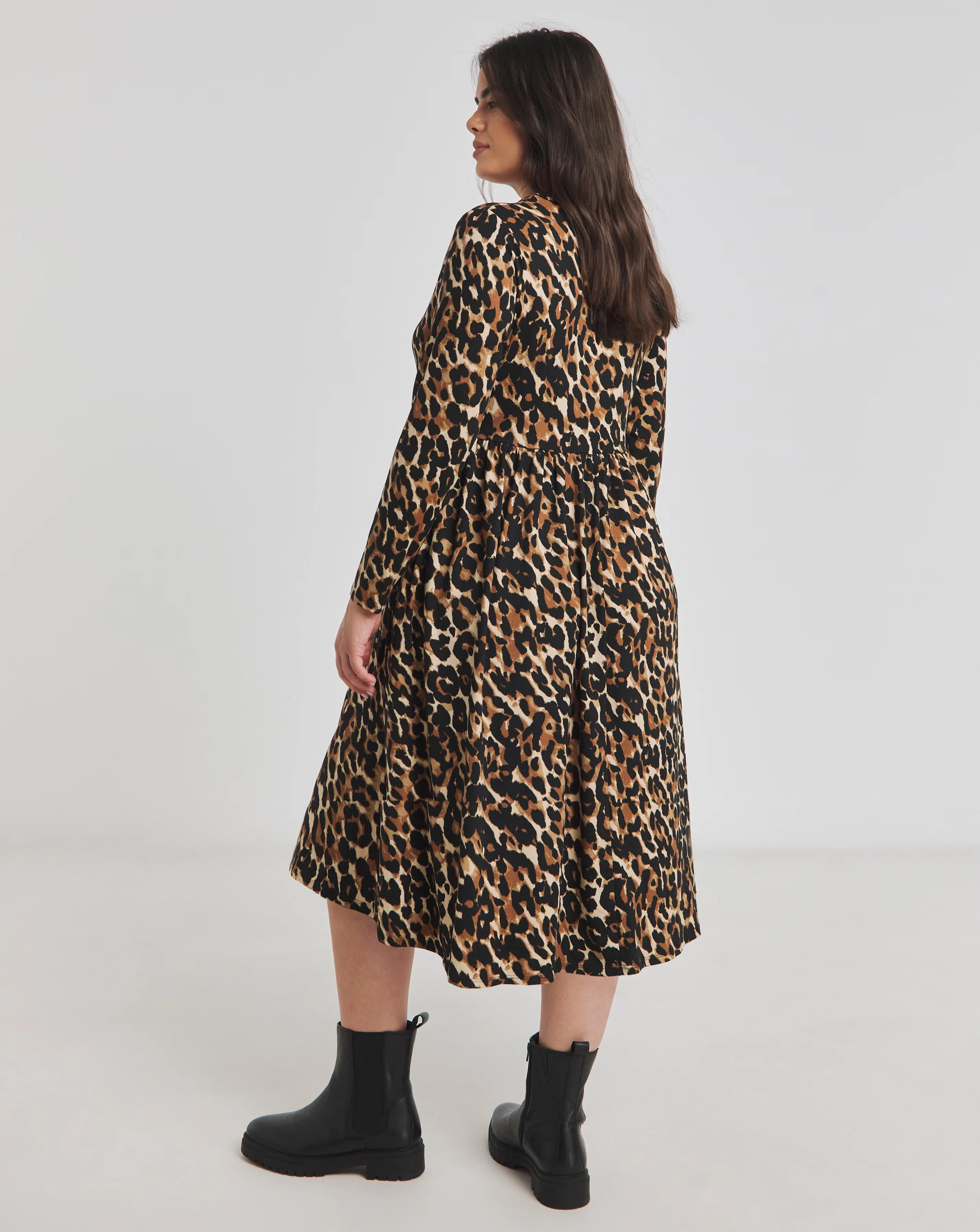 130067-leopard-supersoft-pocket-midi-dress-1.jpg