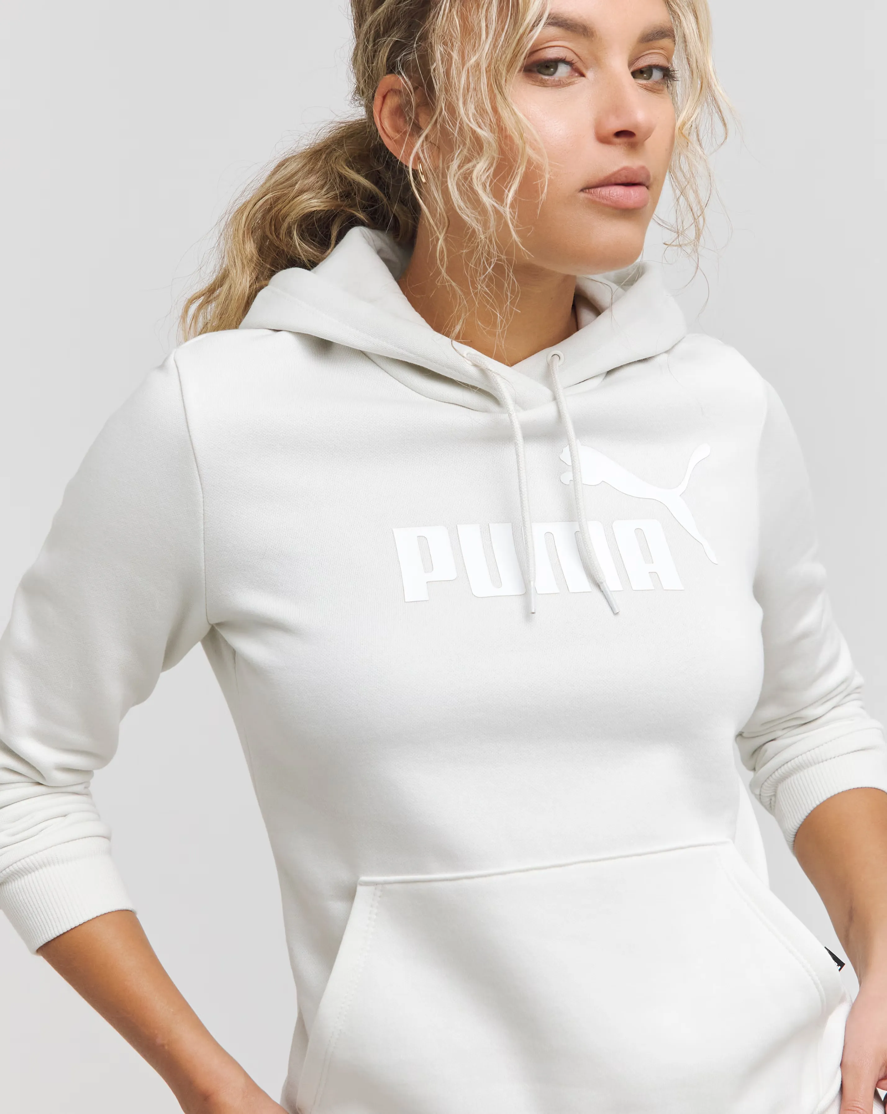 132998-puma-essentials-logo-hoodie-1.webp