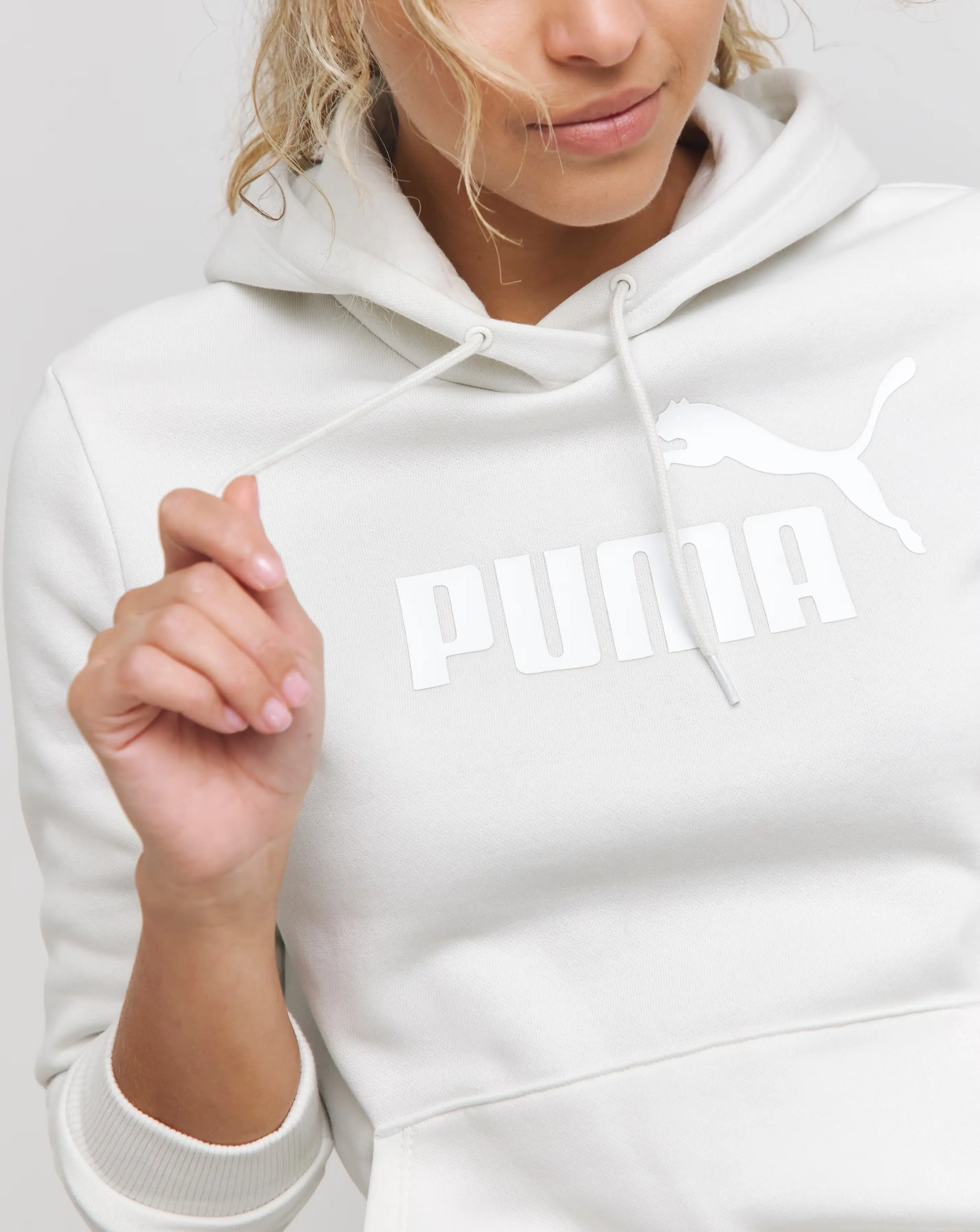 132998-puma-essentials-logo-hoodie-1.webp