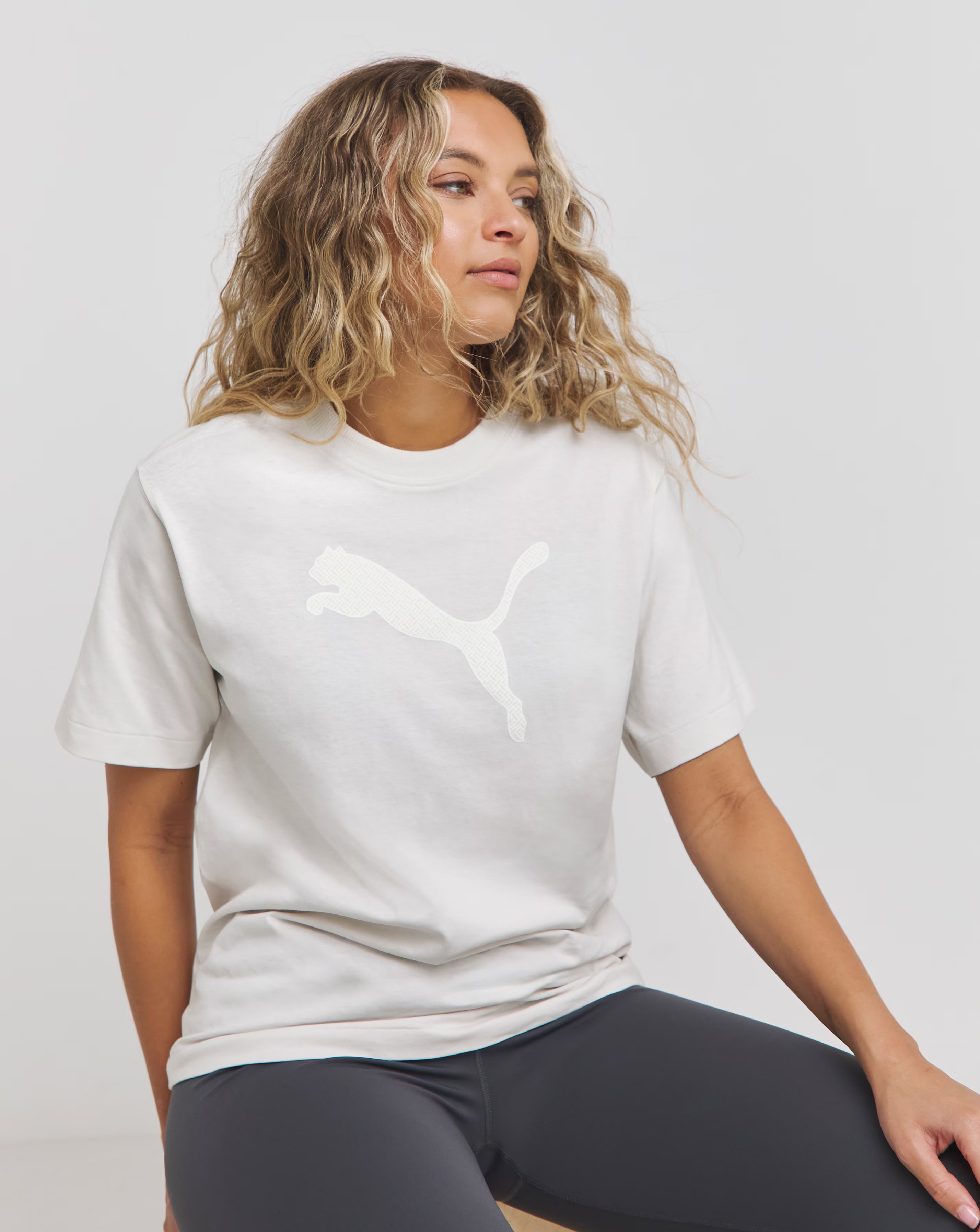133040-puma-her-graphic-t-shirt-1.webp