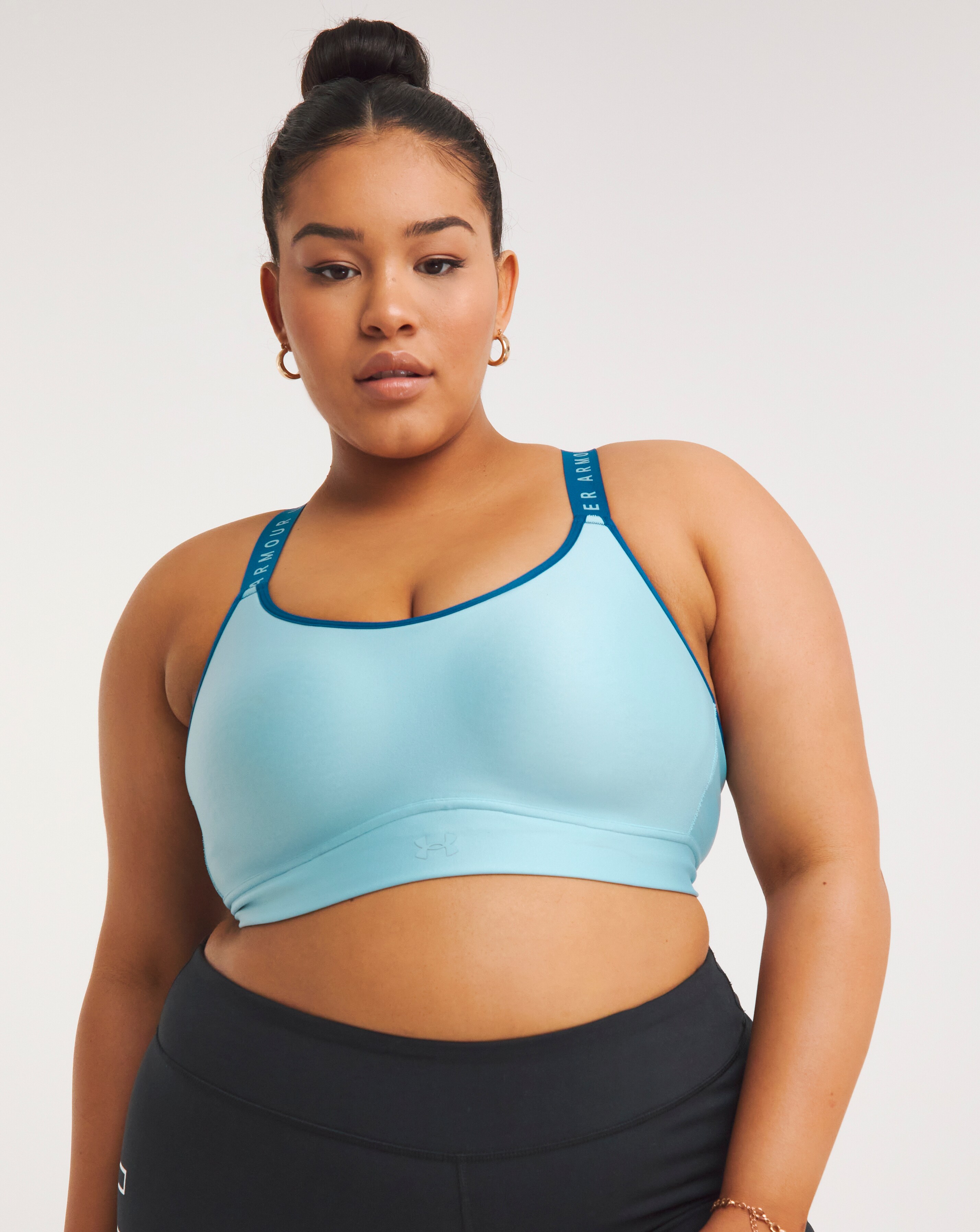 133197-under-armour-infinity-mid-support-bra-1.jpg