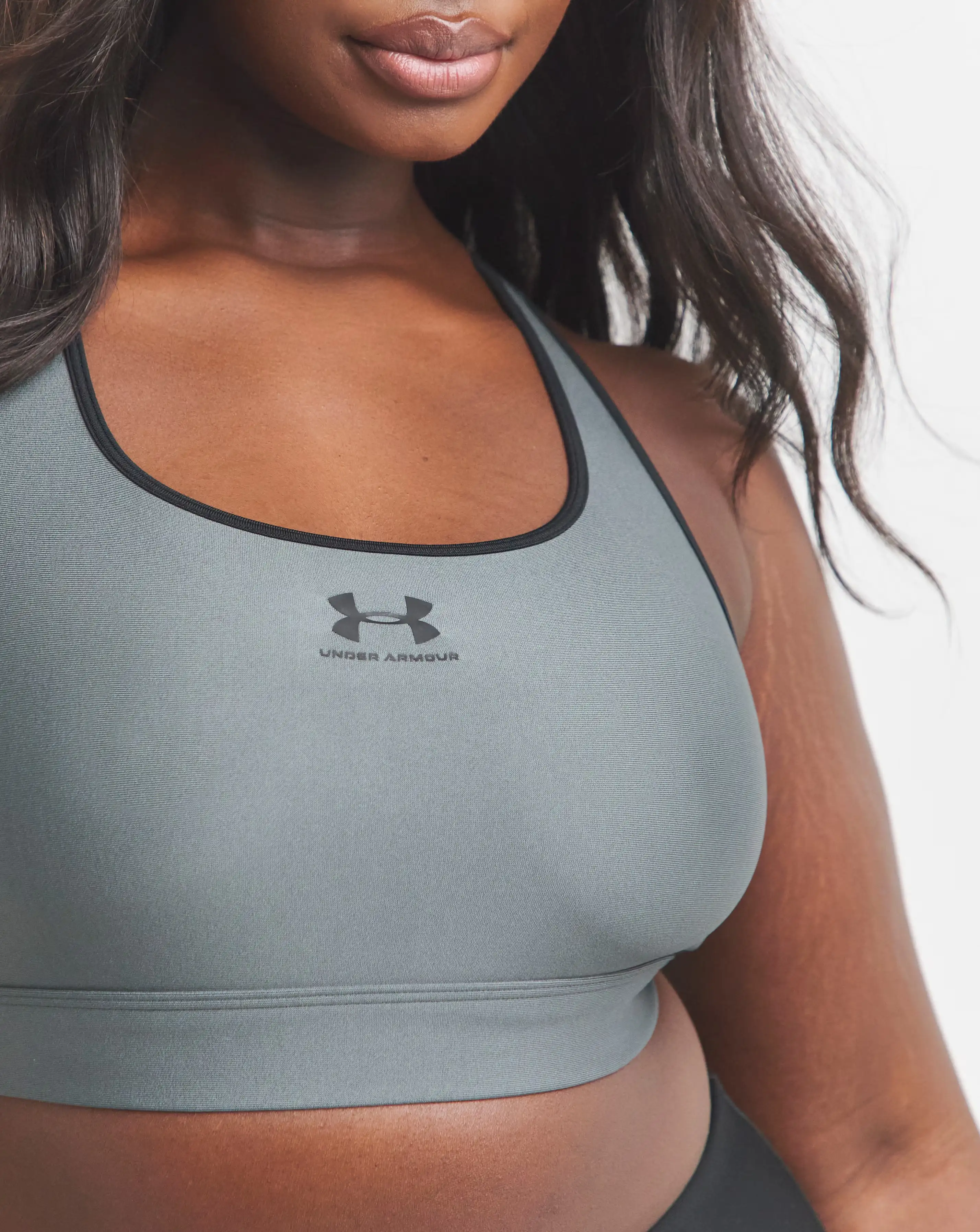 134005-under-armour-heatgear-mid-padless-bra-1.webp