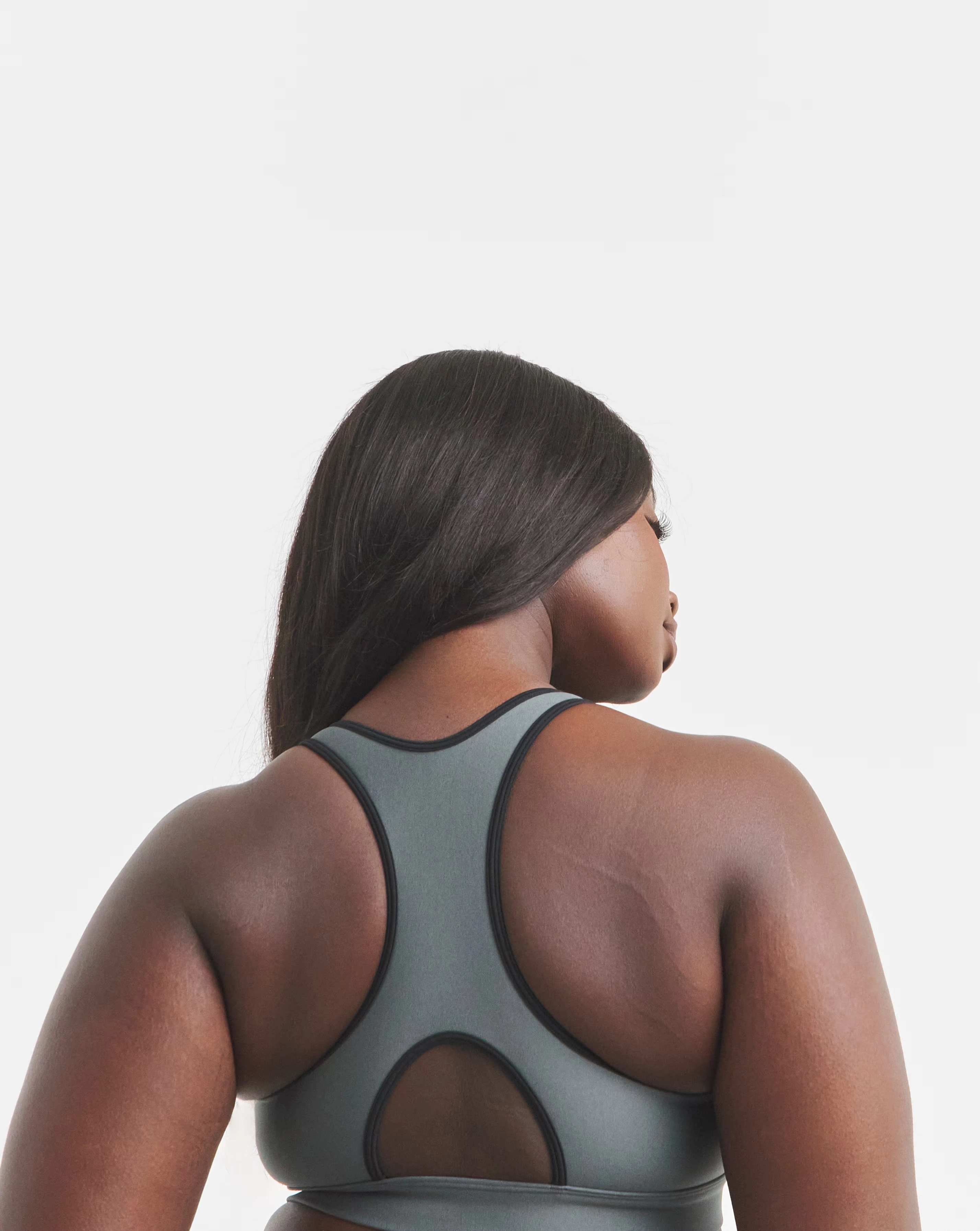 134005-under-armour-heatgear-mid-padless-bra-1.webp