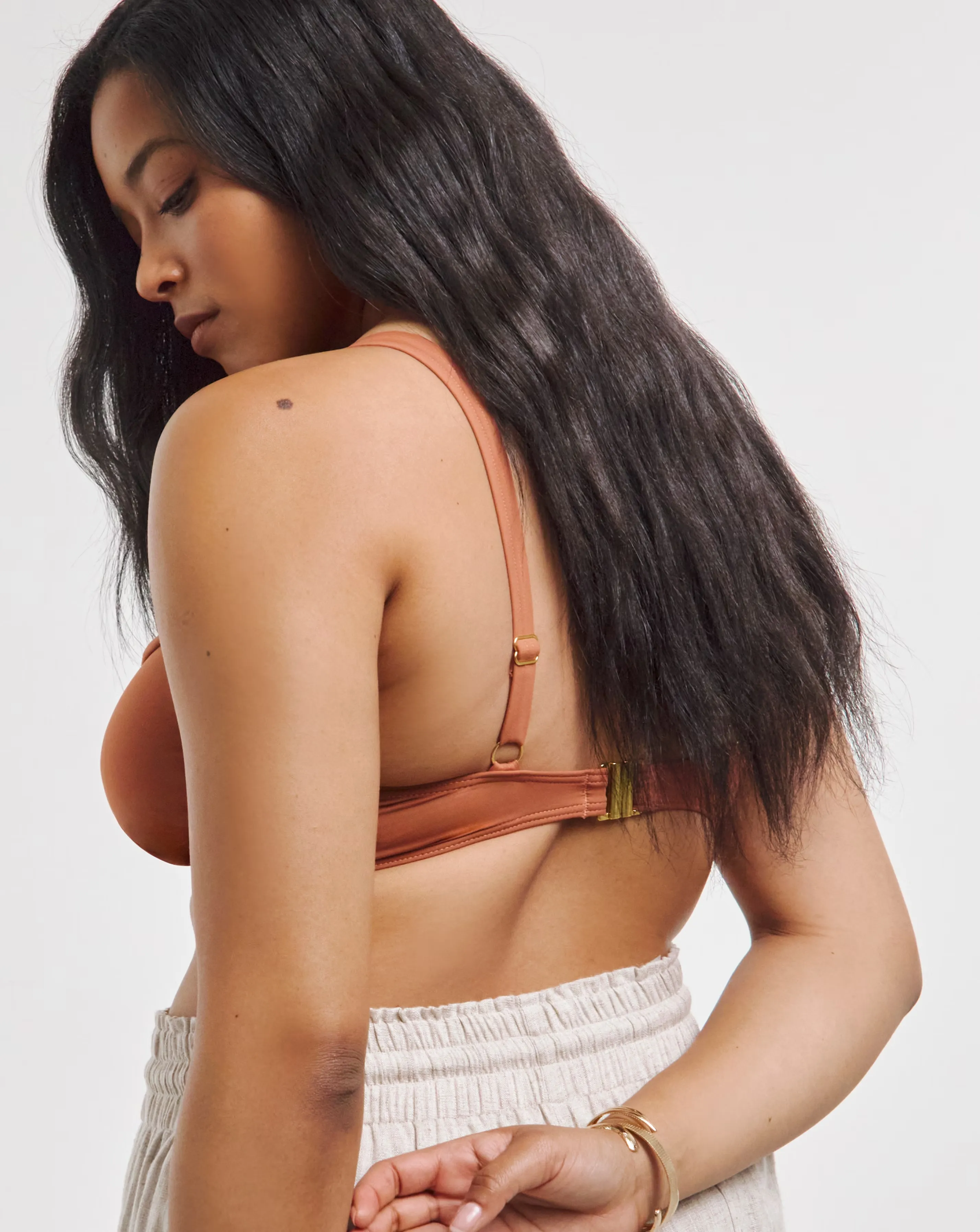135529-magisculpt-underwired-plunge-bikini-top-1.webp
