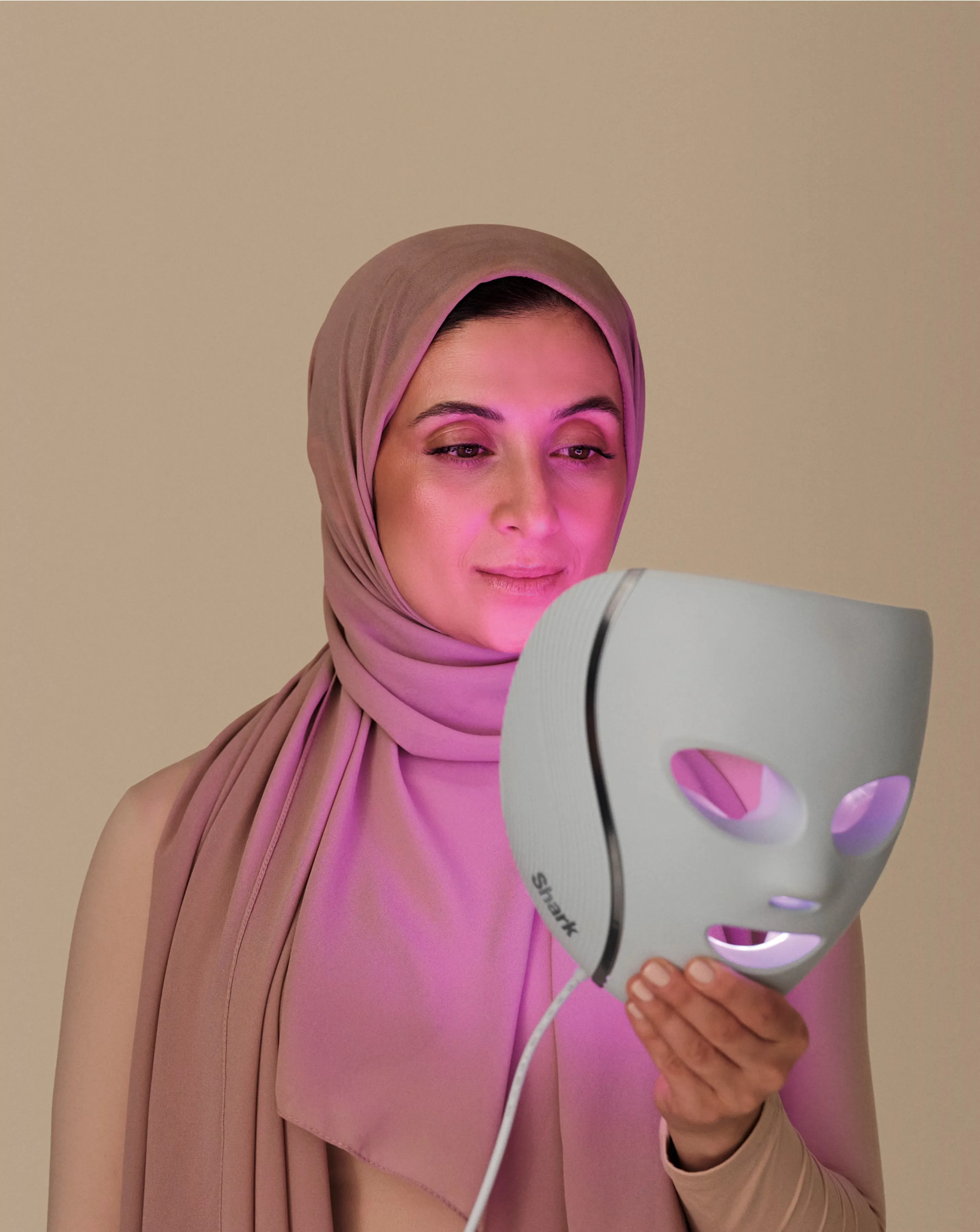 141694-shark-cryoglow-under-eye-cooling-amp-led-anti-ageing-amp-blemish-repair-mask-1.jpg
