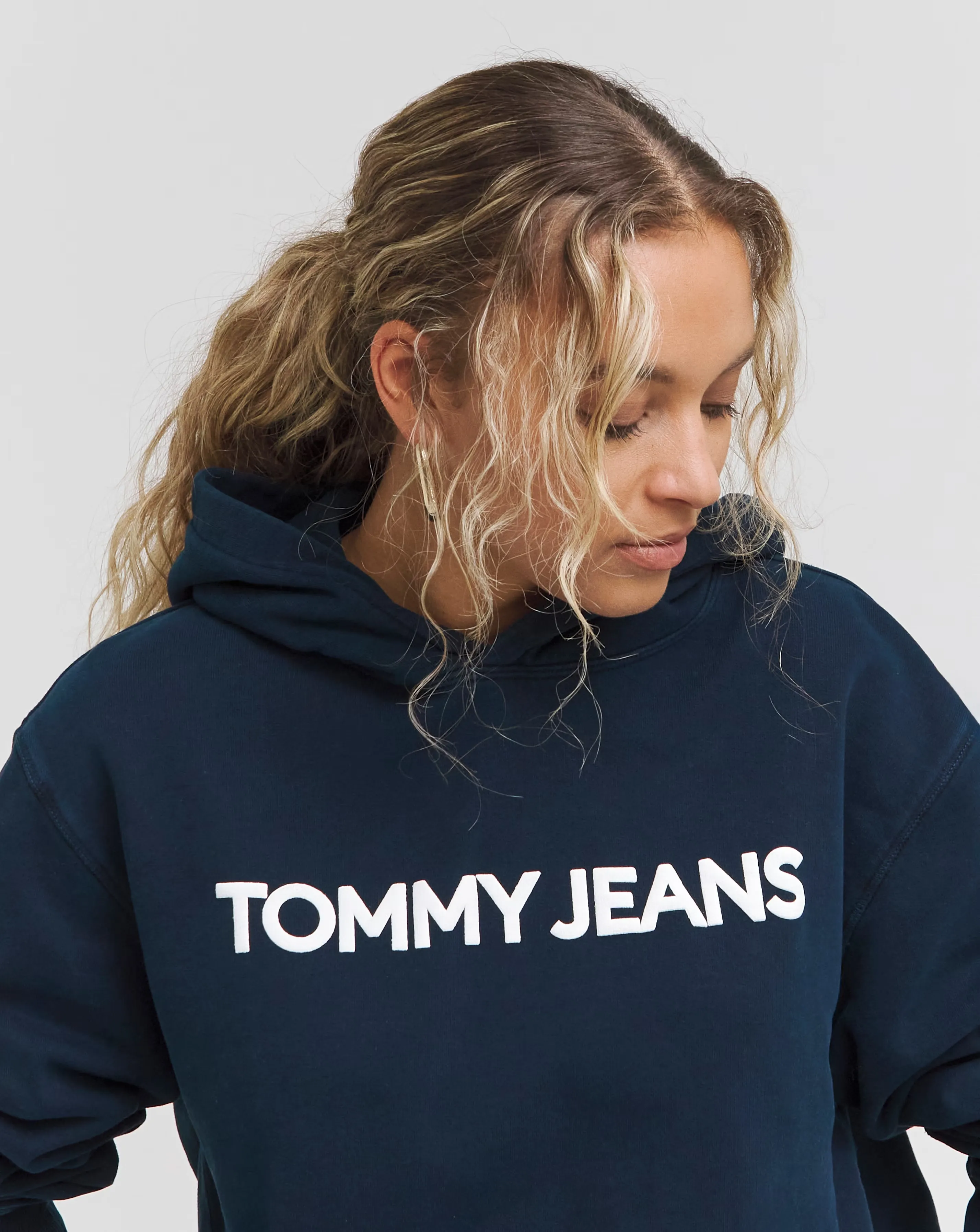 149018-tommy-jeans-unisex-classic-hoodie-1.jpg