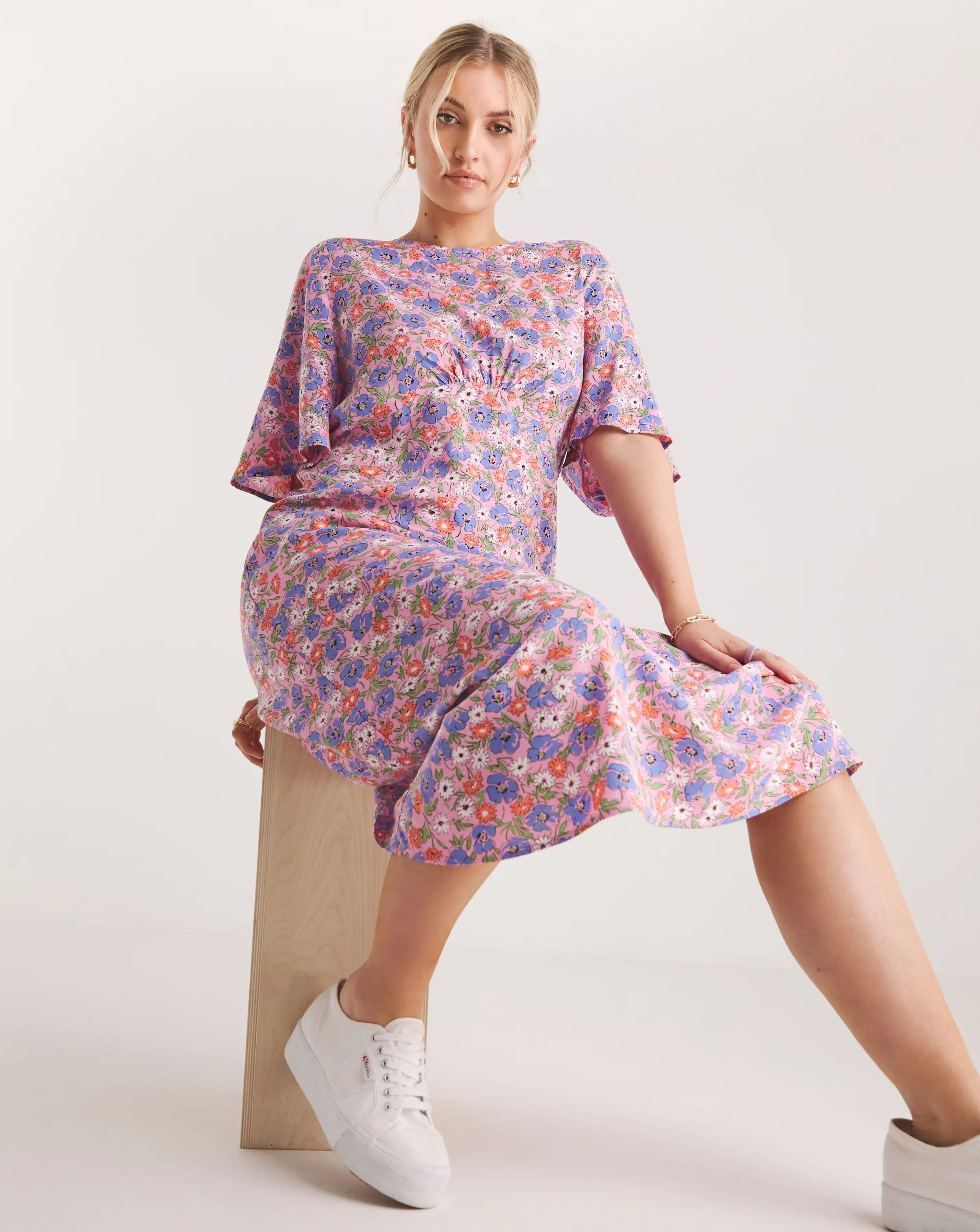 158018-nobody-x27-s-child-eva-floral-midi-dress-1.webp