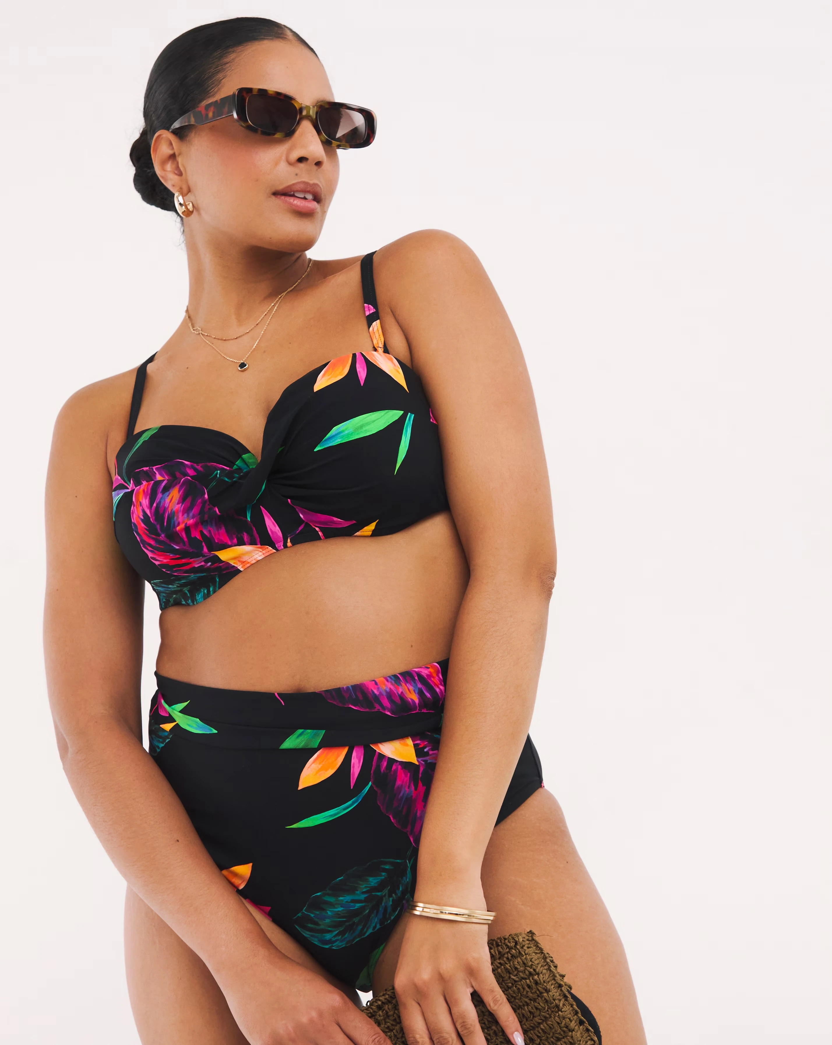 158953-magisculpt-twist-front-bandeau-underwired-bikini-top-1.webp