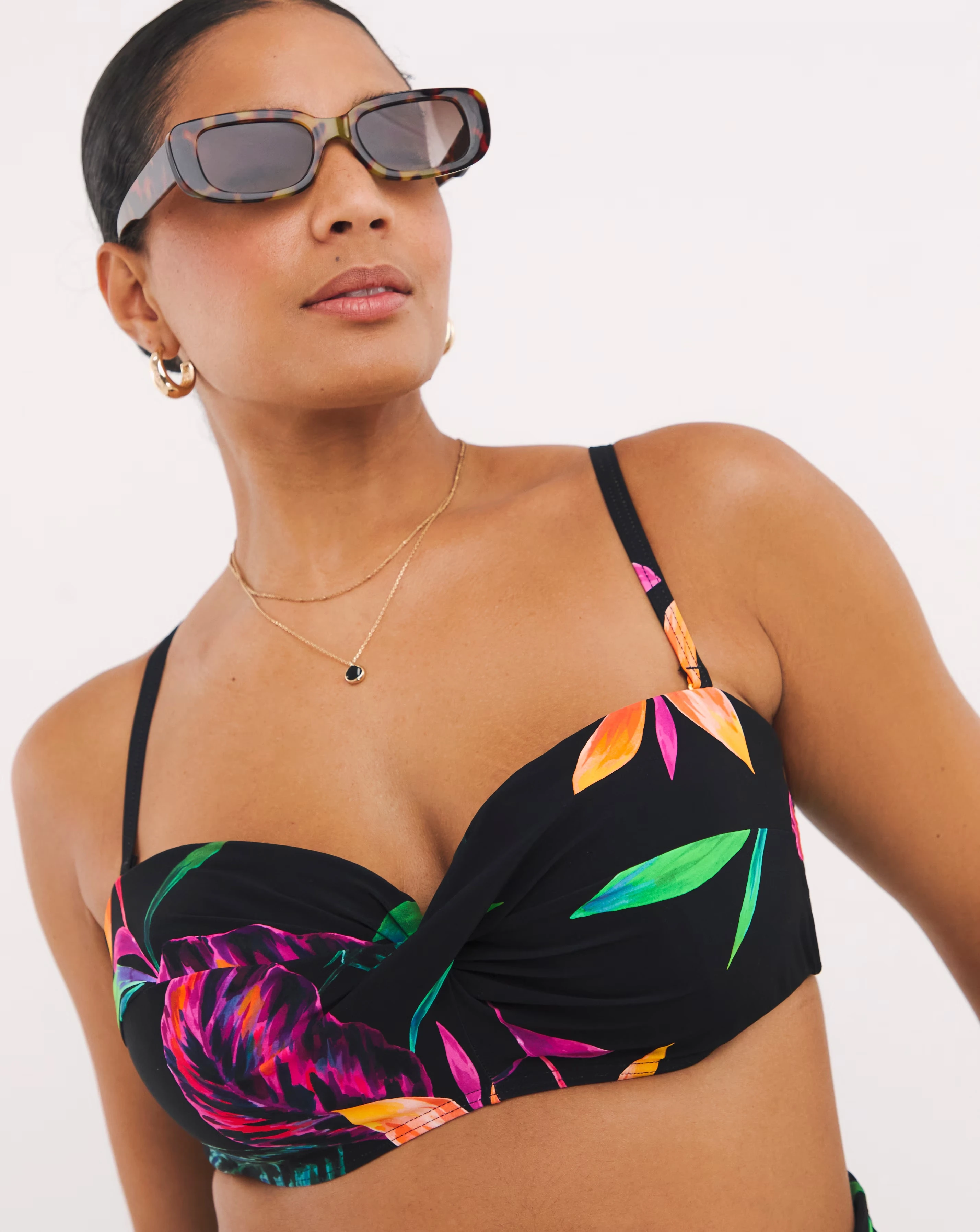 158953-magisculpt-twist-front-bandeau-underwired-bikini-top-1.webp