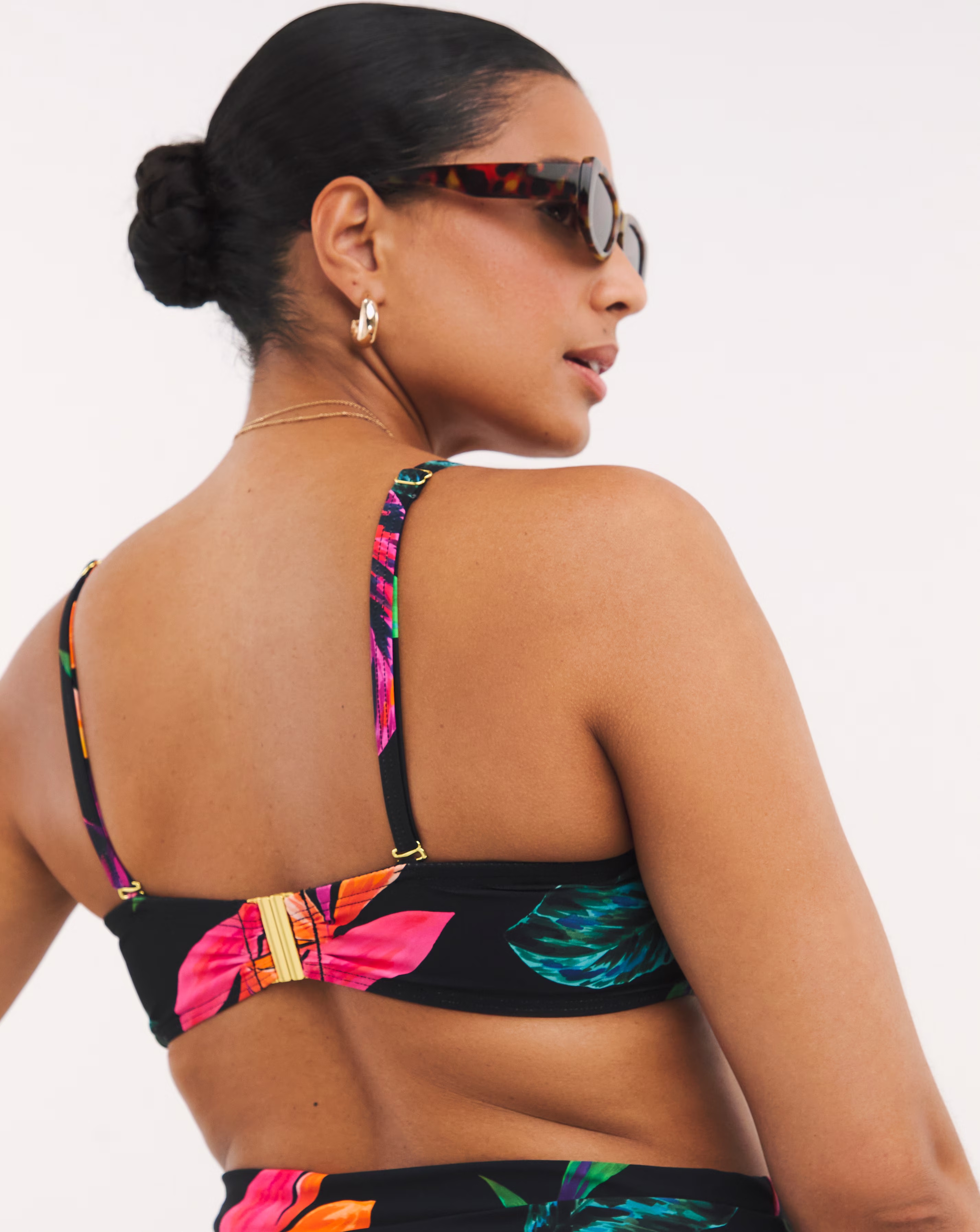 158953-magisculpt-twist-front-bandeau-underwired-bikini-top-1.webp