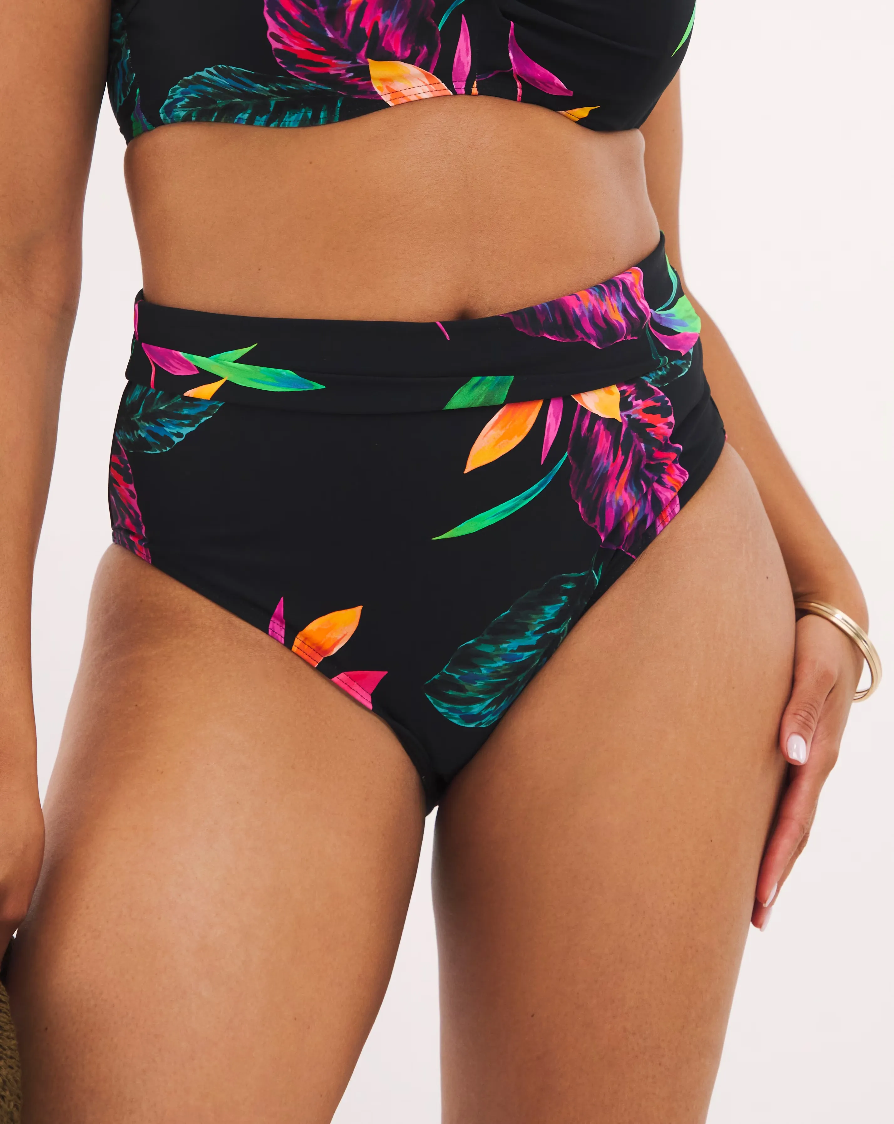 MAGISCULPT Medium Control Fold Over Bikini Brief 1 159039-magisculpt-medium-control-fold-over-bikini-brief-1.webp