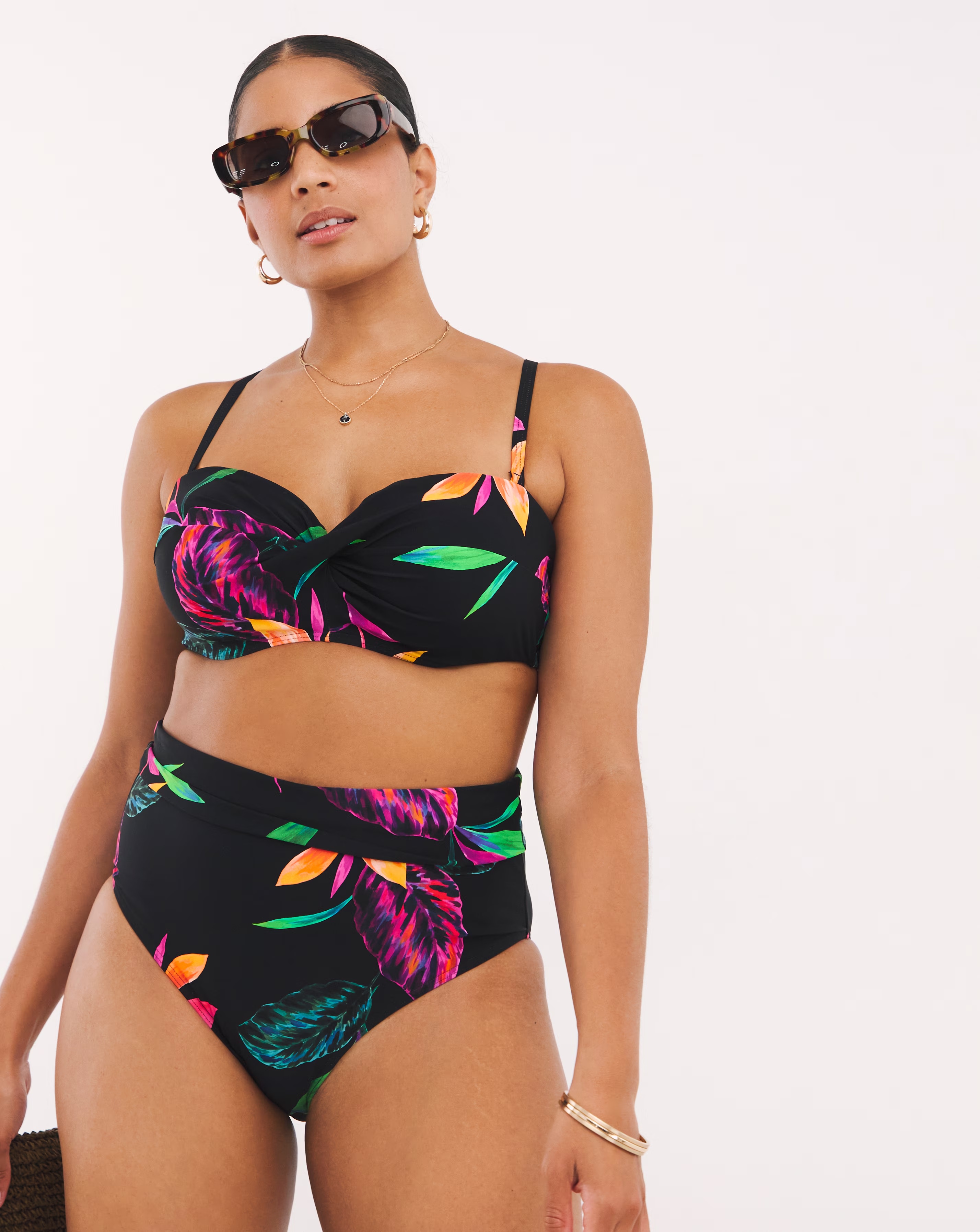 159039-magisculpt-medium-control-fold-over-bikini-brief-1.webp