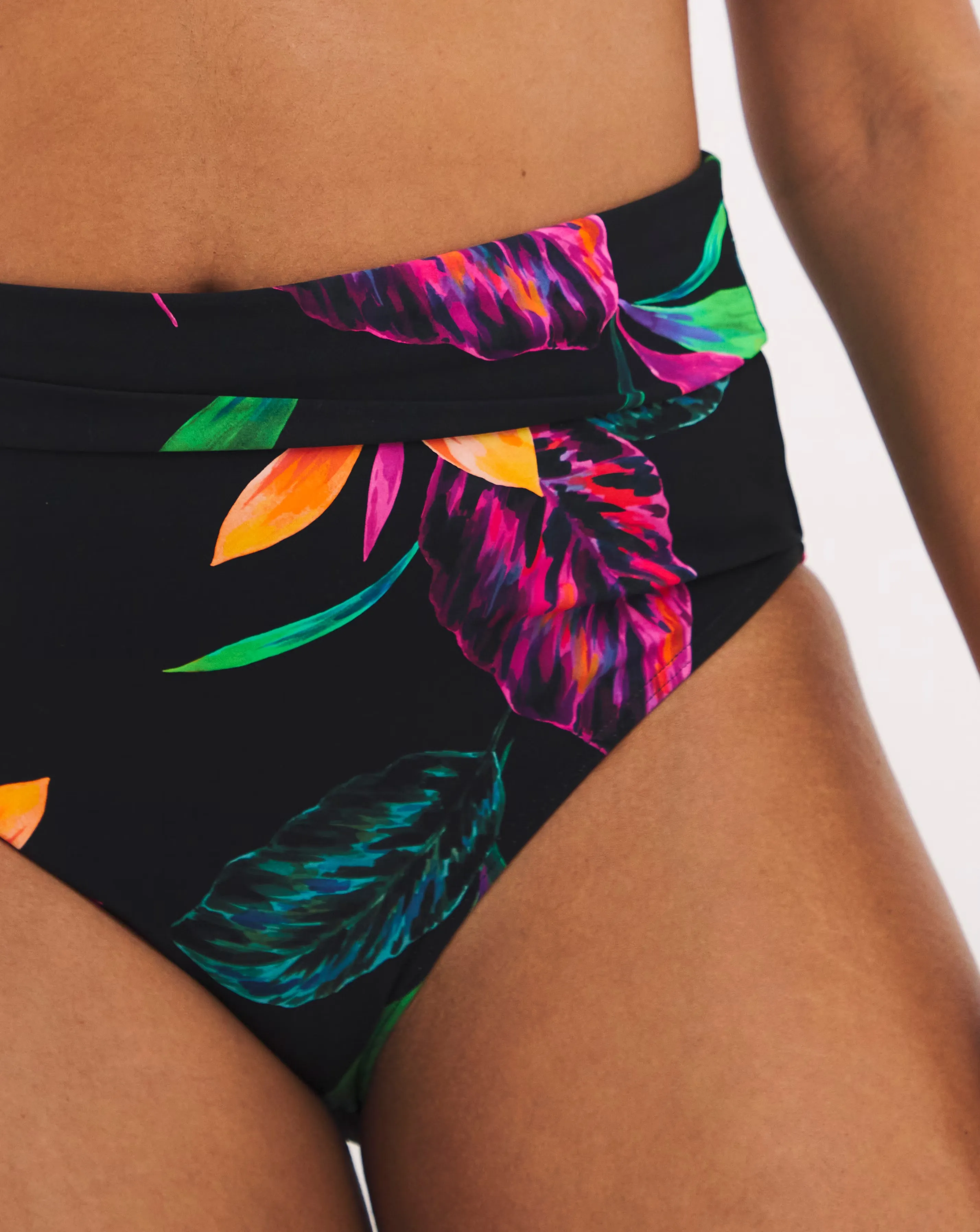 159039-magisculpt-medium-control-fold-over-bikini-brief-1.webp