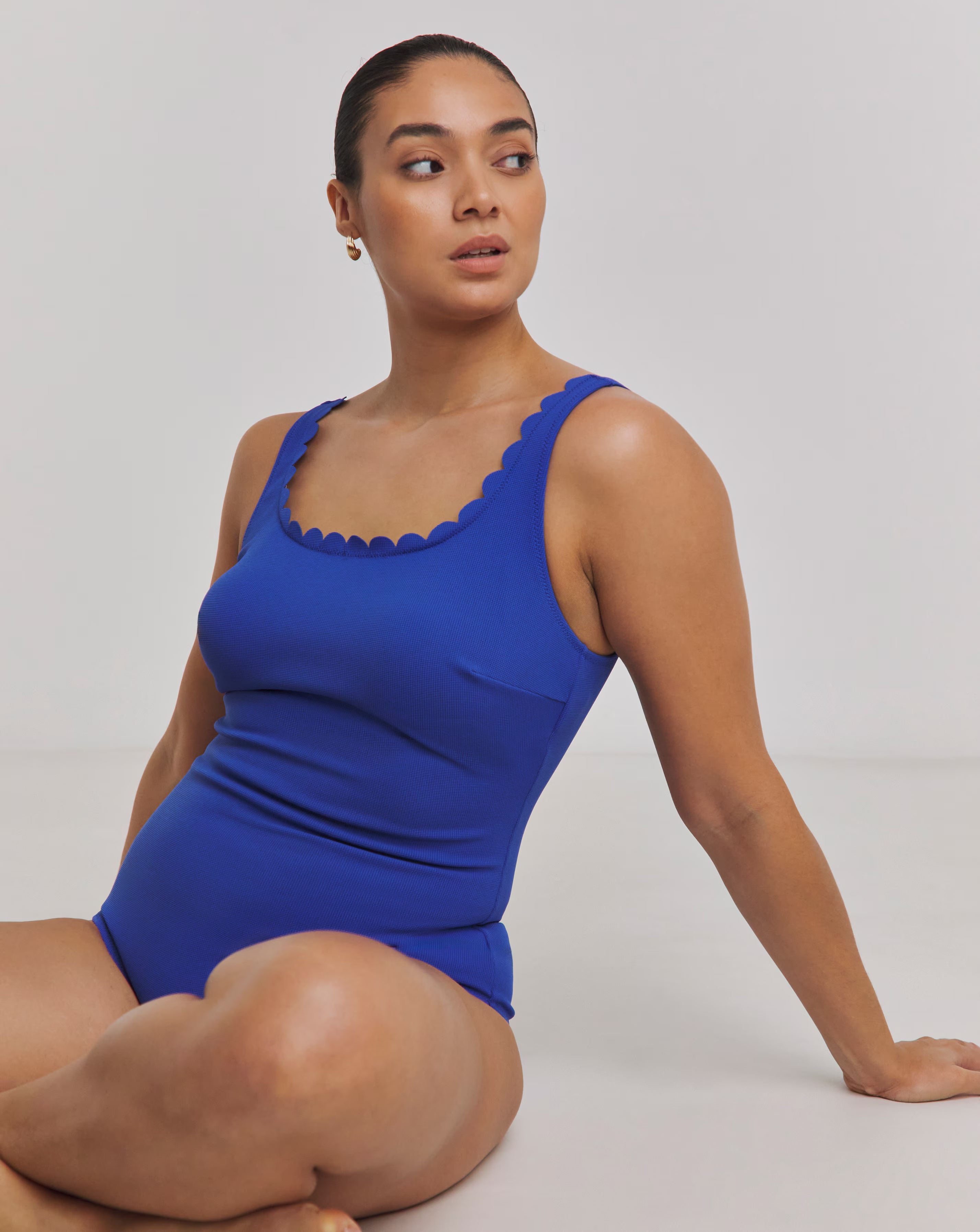 160590-magisculpt-medium-control-contour-me-scalloped-swimsuit-1.webp