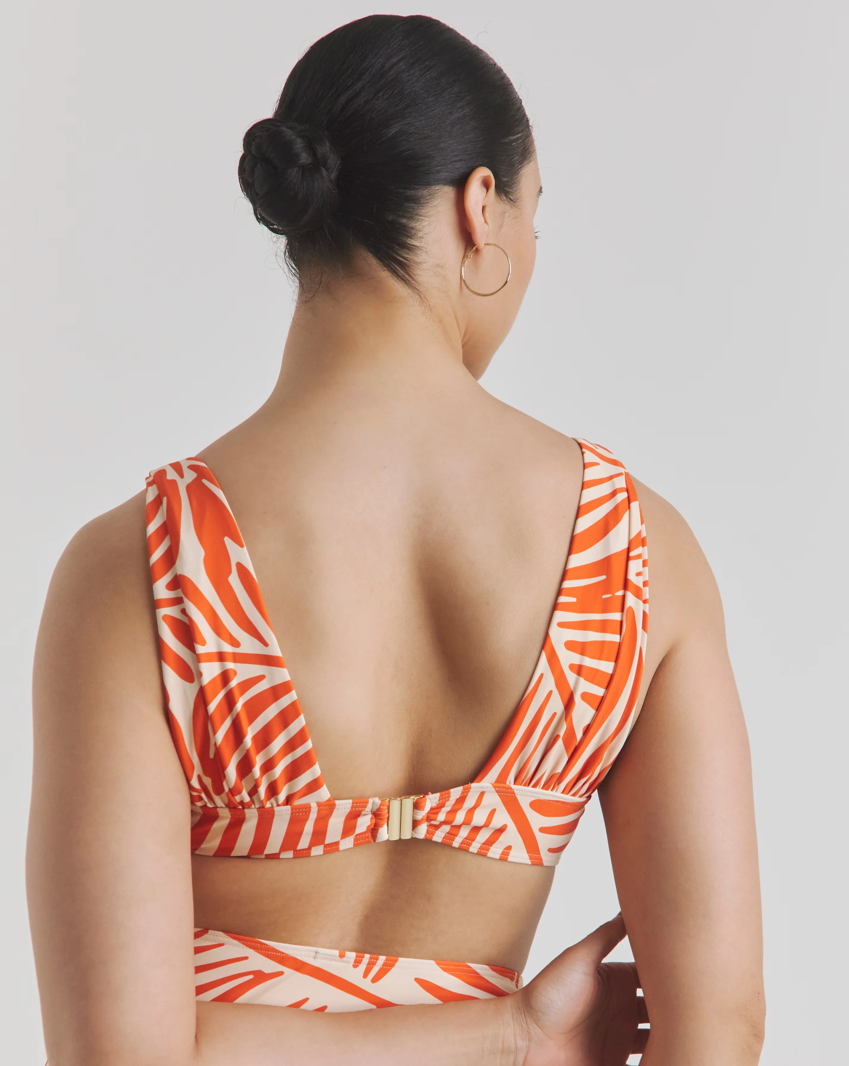 163586-magisculpt-plunge-bikini-top-1.webp