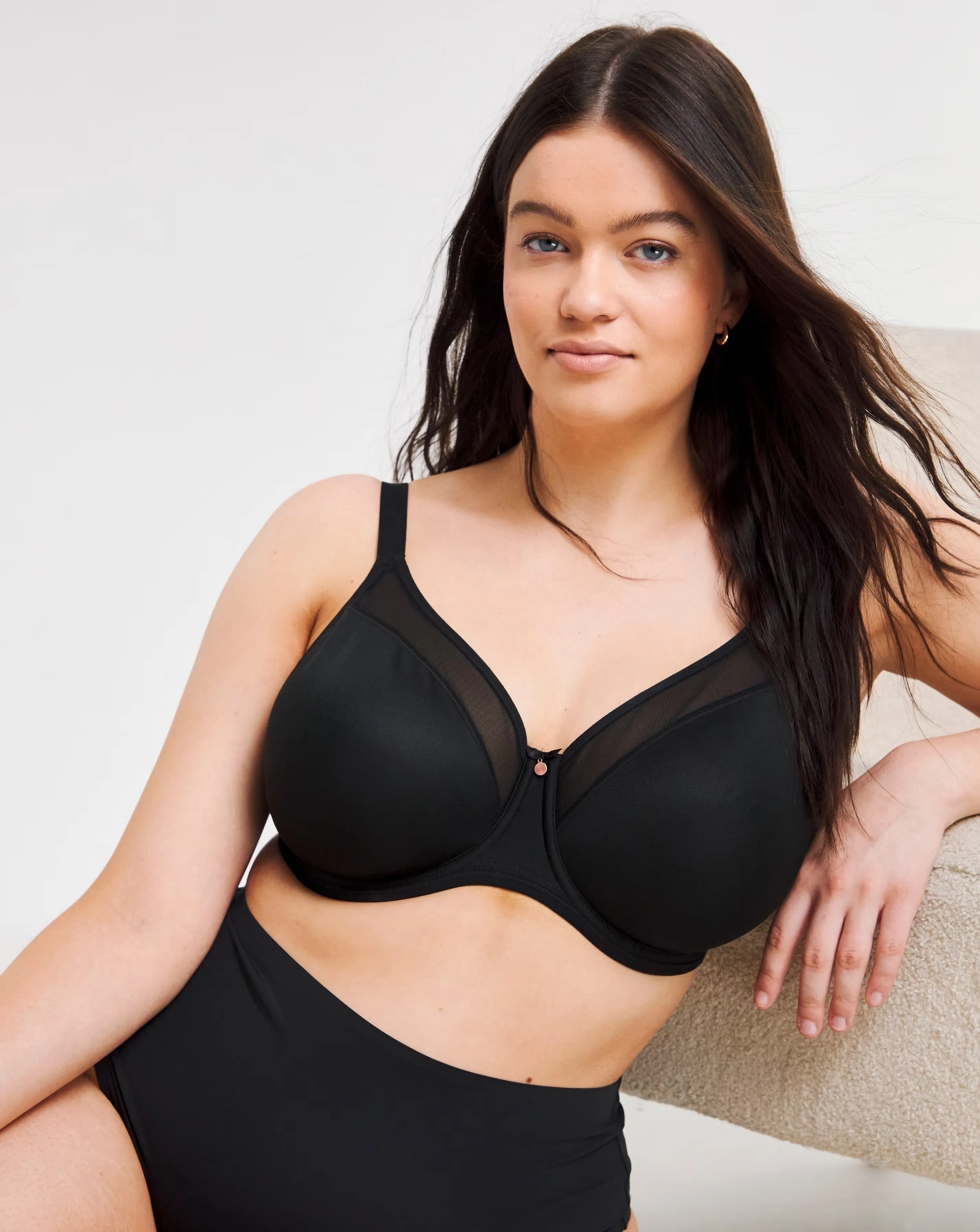 166842-elomi-smooth-moulded-tshirt-wired-bra-black-1.webp