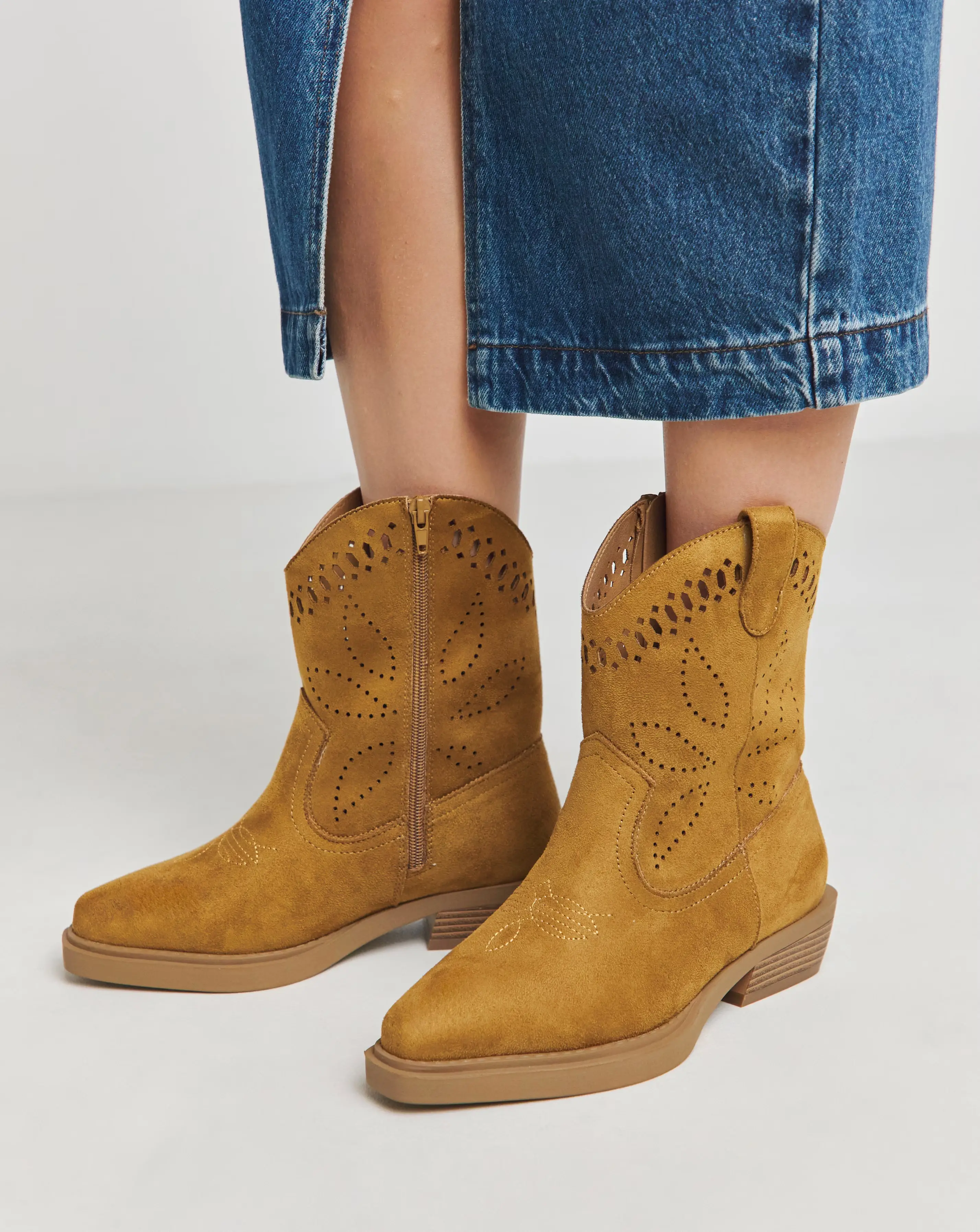 167574-atlanta-laser-cut-detailing-western-boot-extra-wide-eee-fit-1.webp
