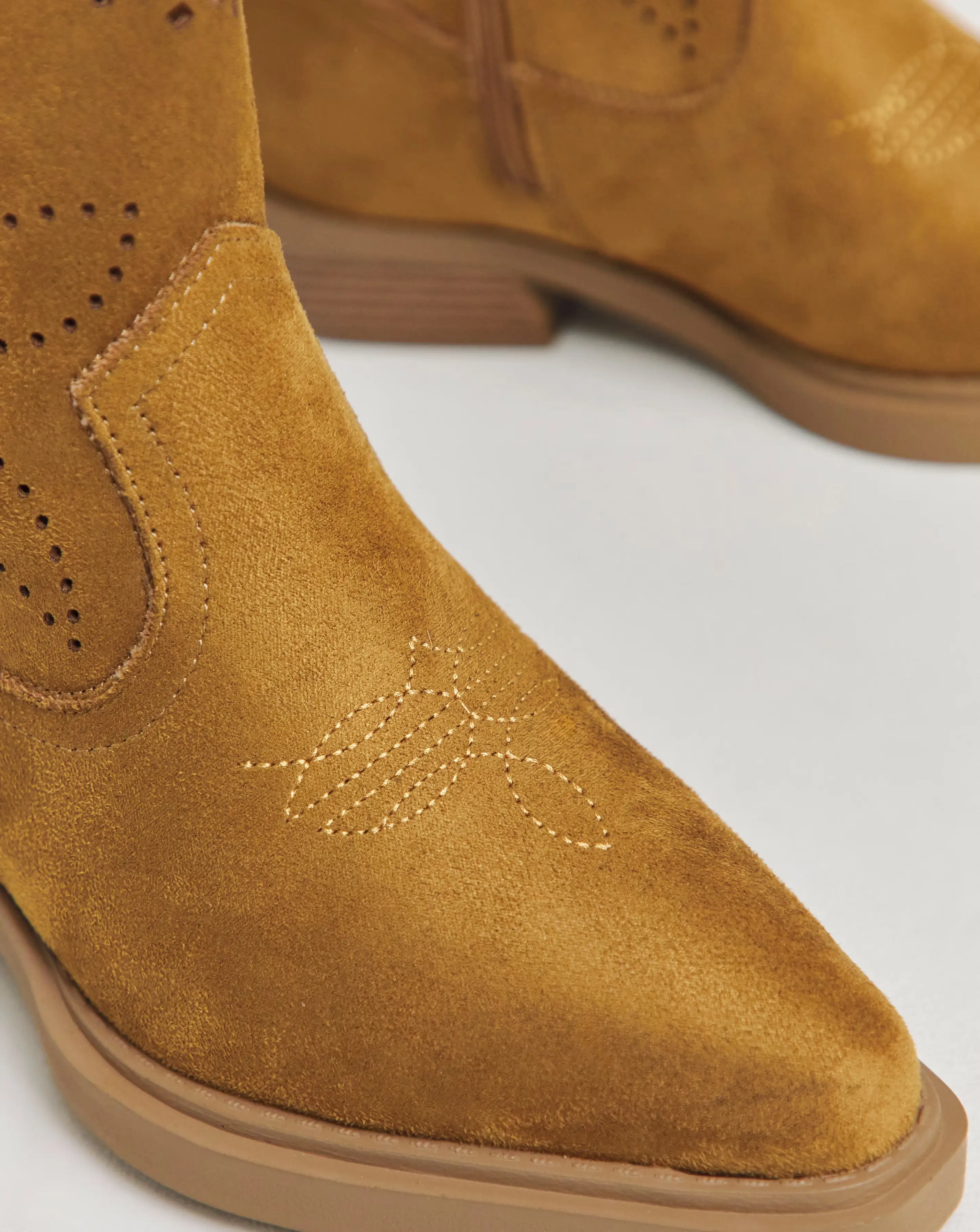 167574-atlanta-laser-cut-detailing-western-boot-extra-wide-eee-fit-1.webp