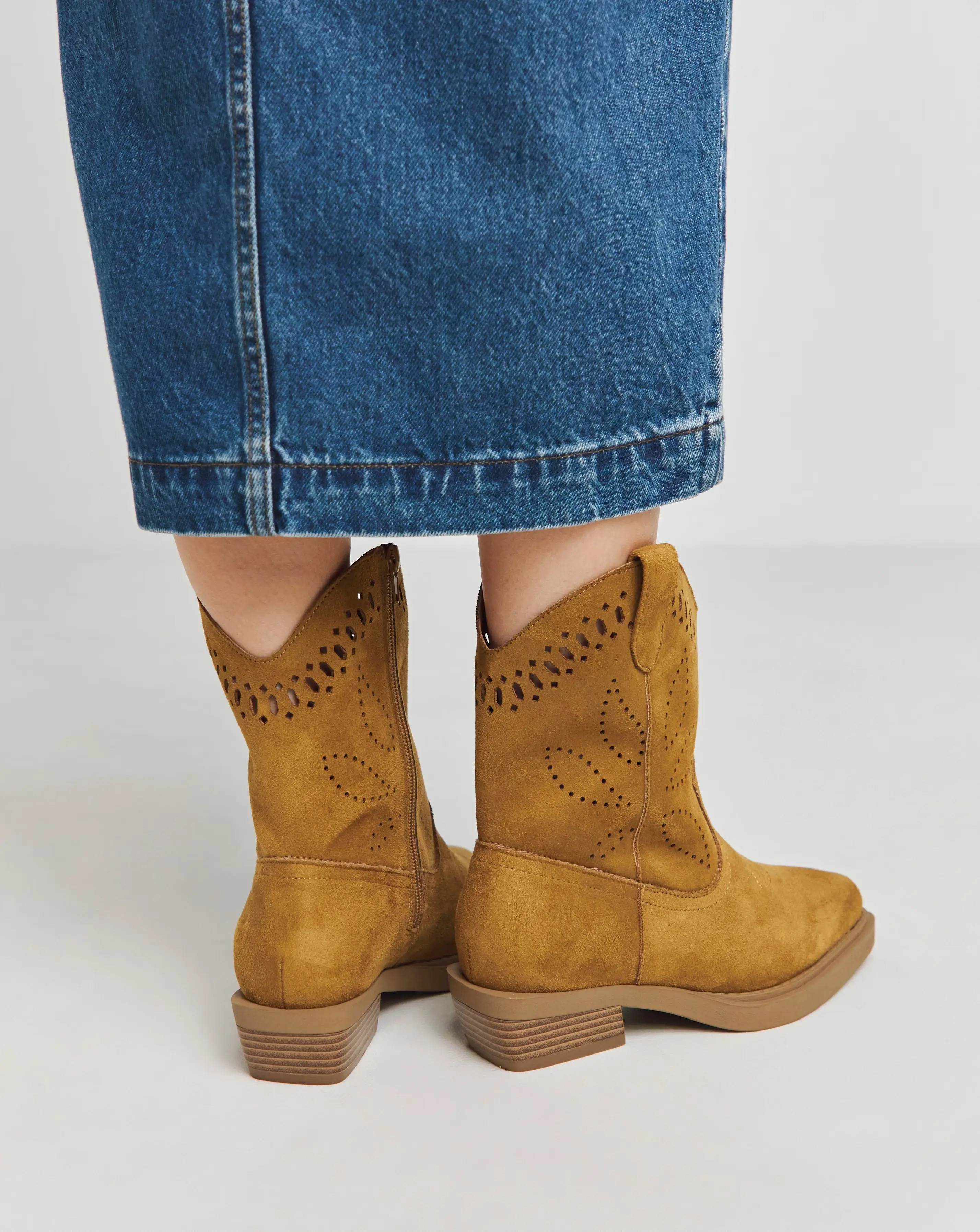 167574-atlanta-laser-cut-detailing-western-boot-extra-wide-eee-fit-1.webp