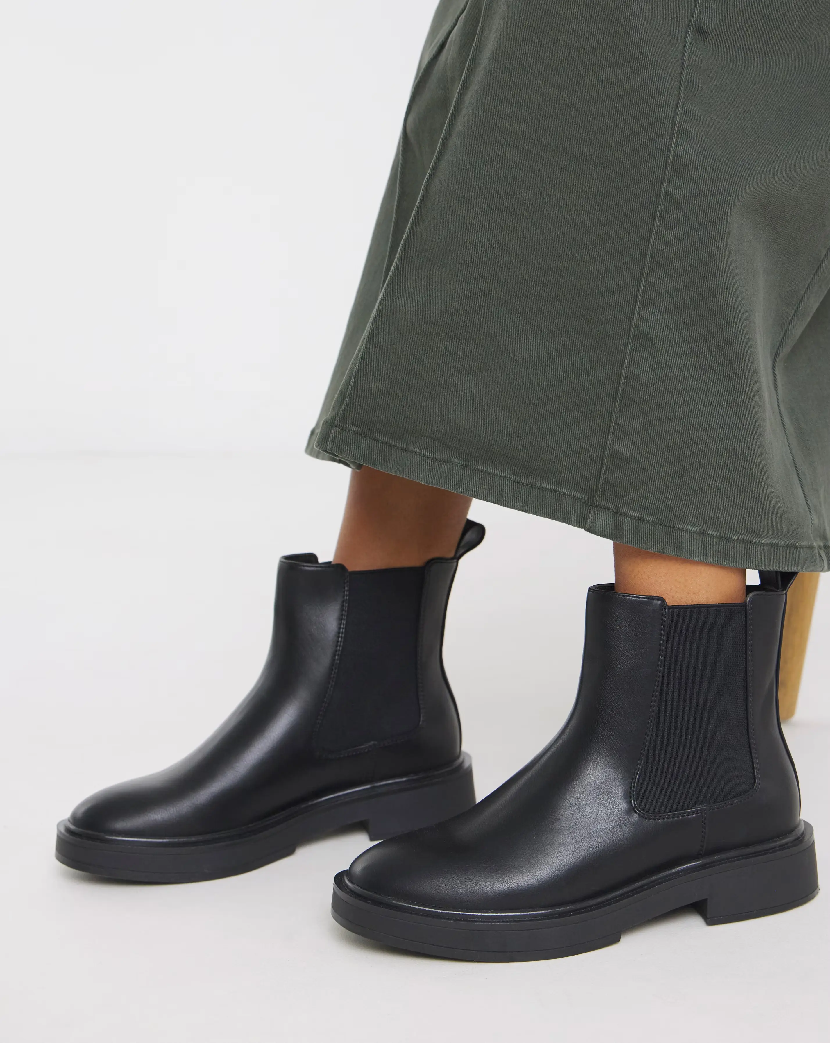 Arya Classic Chelsea Boots Wide E Fit