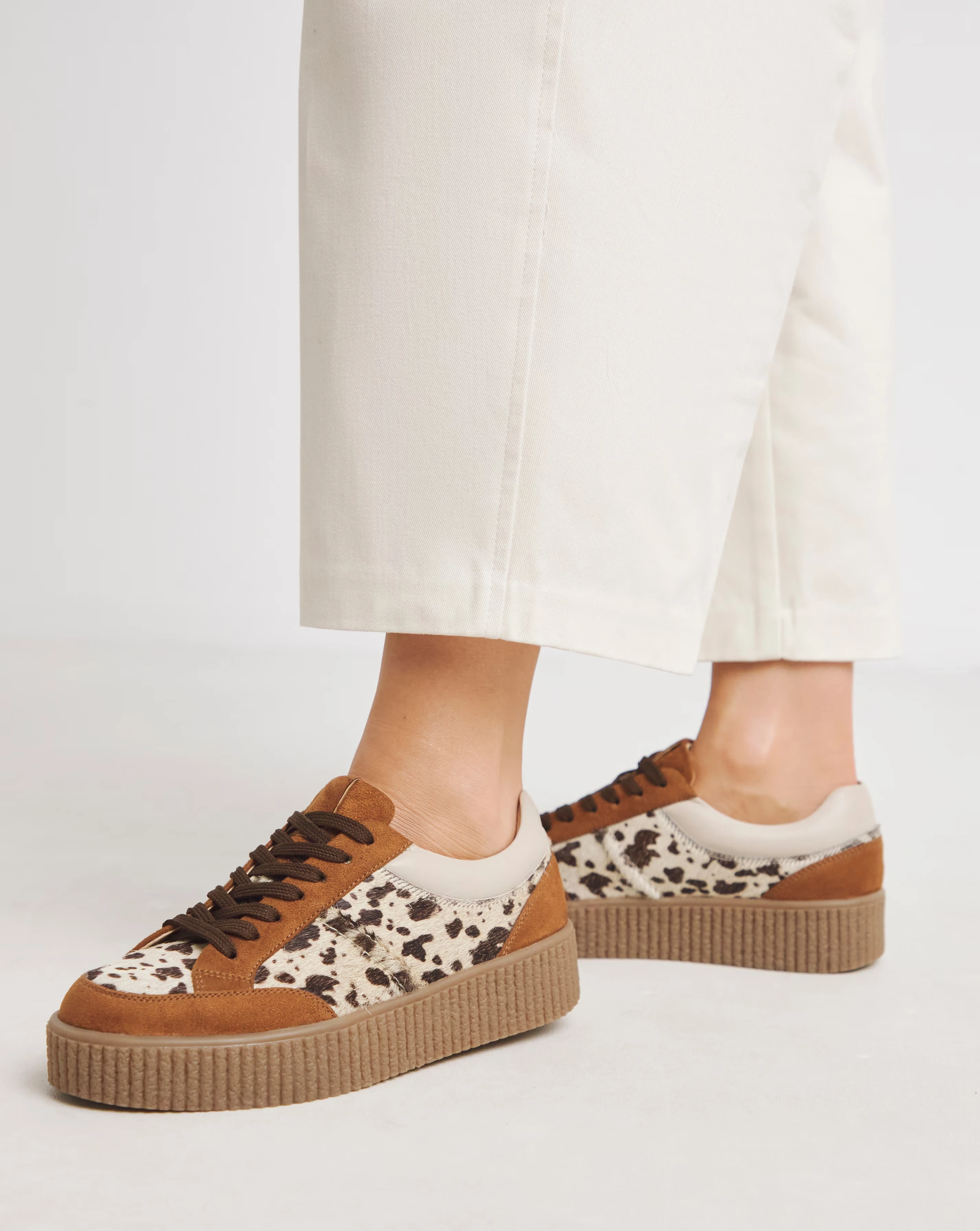 171765-beth-leather-chunky-lace-up-trainer-wide-fit-e–1.webp
