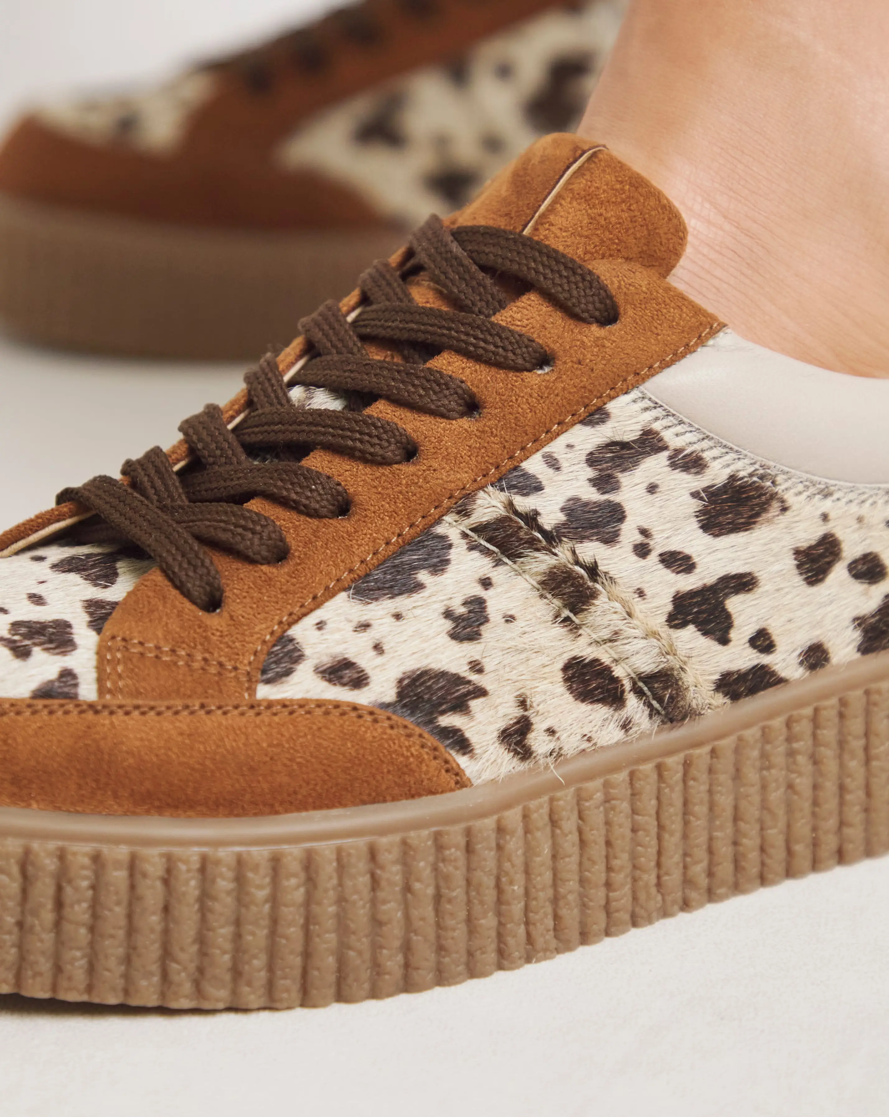 171765-beth-leather-chunky-lace-up-trainer-wide-fit-e–1.webp