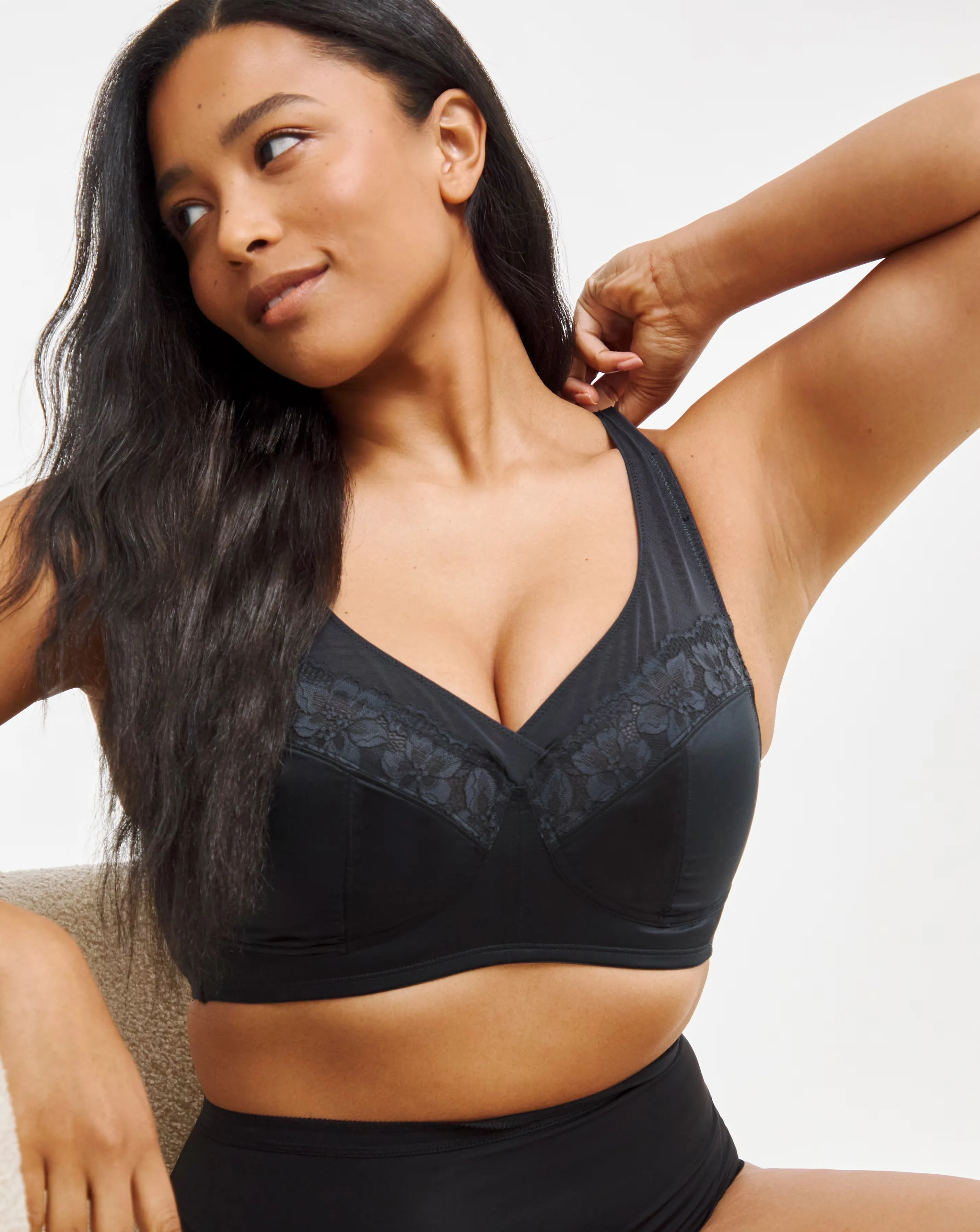 22234-dorina-classics-teagan-minimiser-bra-black-1.webp