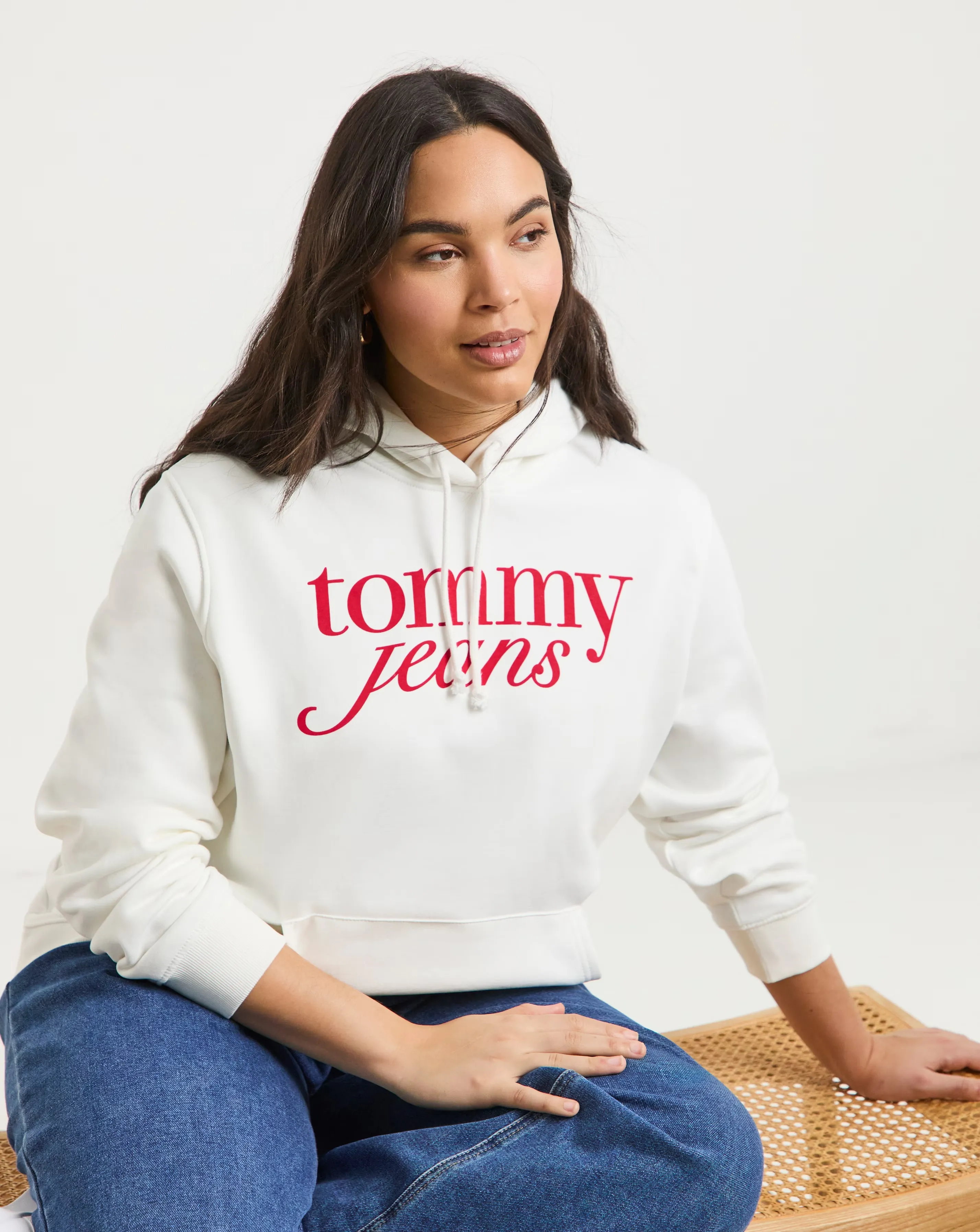 Tommy Jeans Regular Essentials Logo Hoodie Ext 1 23716-tommy-jeans-regular-essentials-logo-hoodie-ext-1.webp