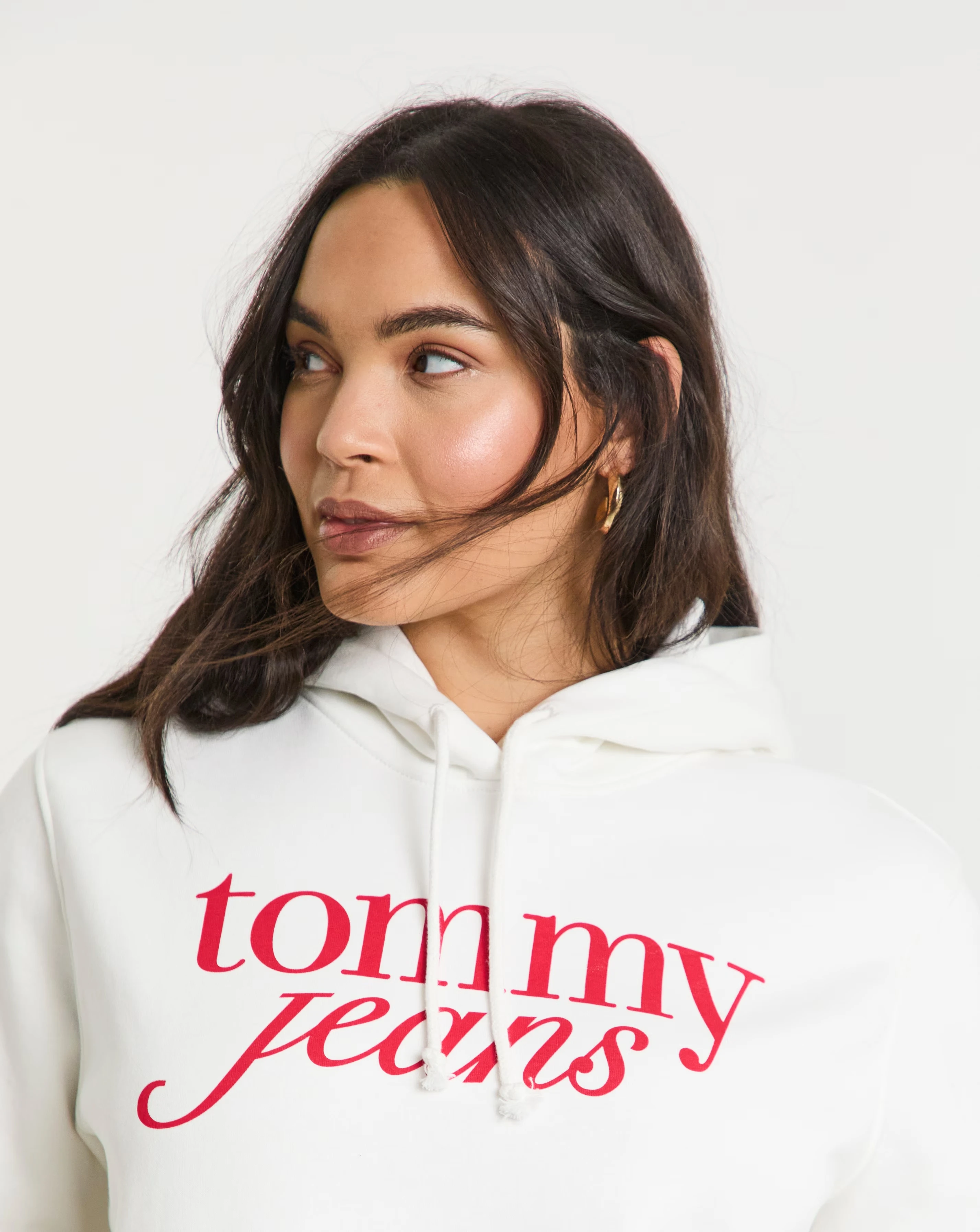 23716-tommy-jeans-regular-essentials-logo-hoodie-ext-1.webp